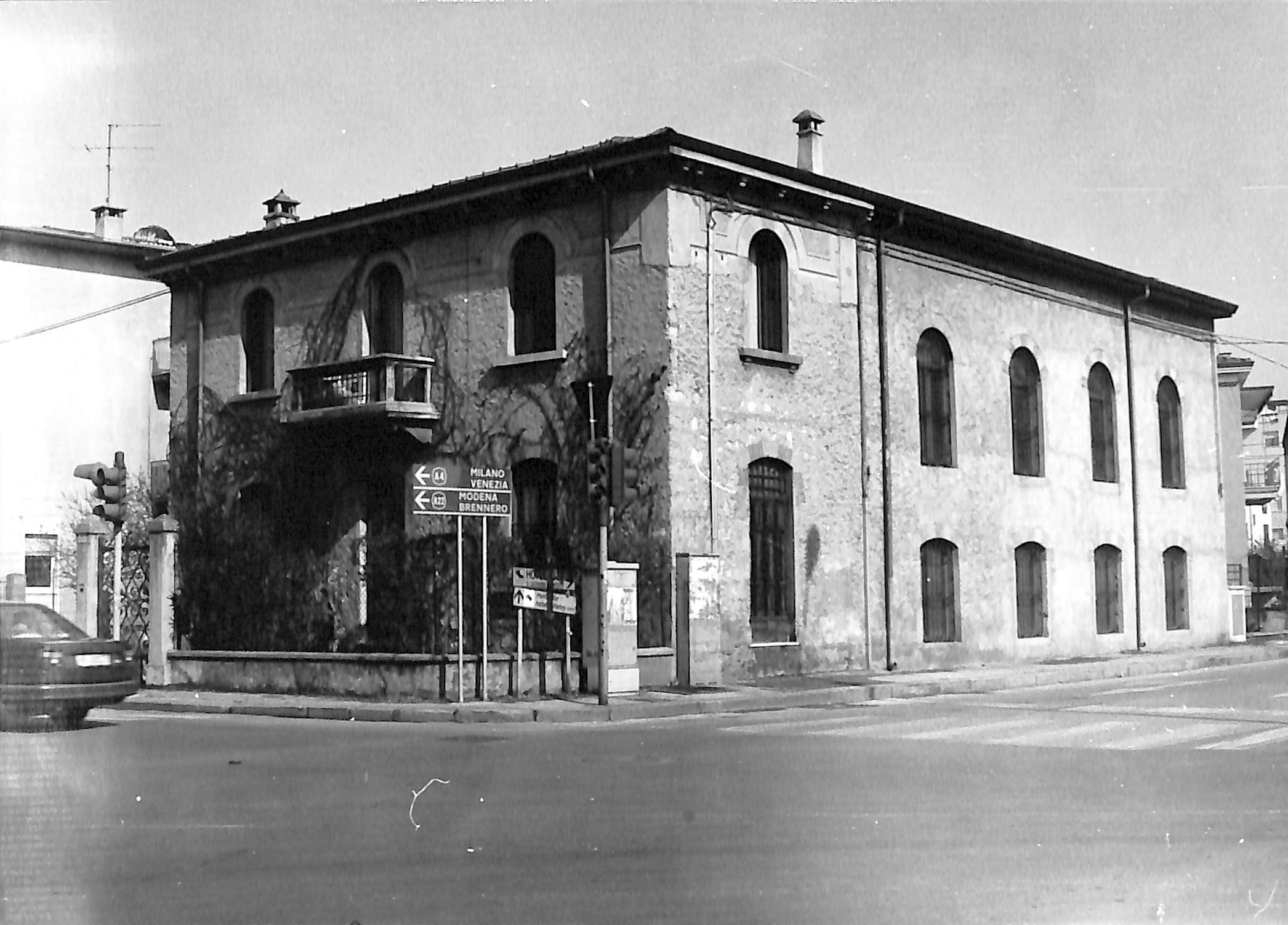 Casa con magazzino (casa) - Verona (VR)  (XX)