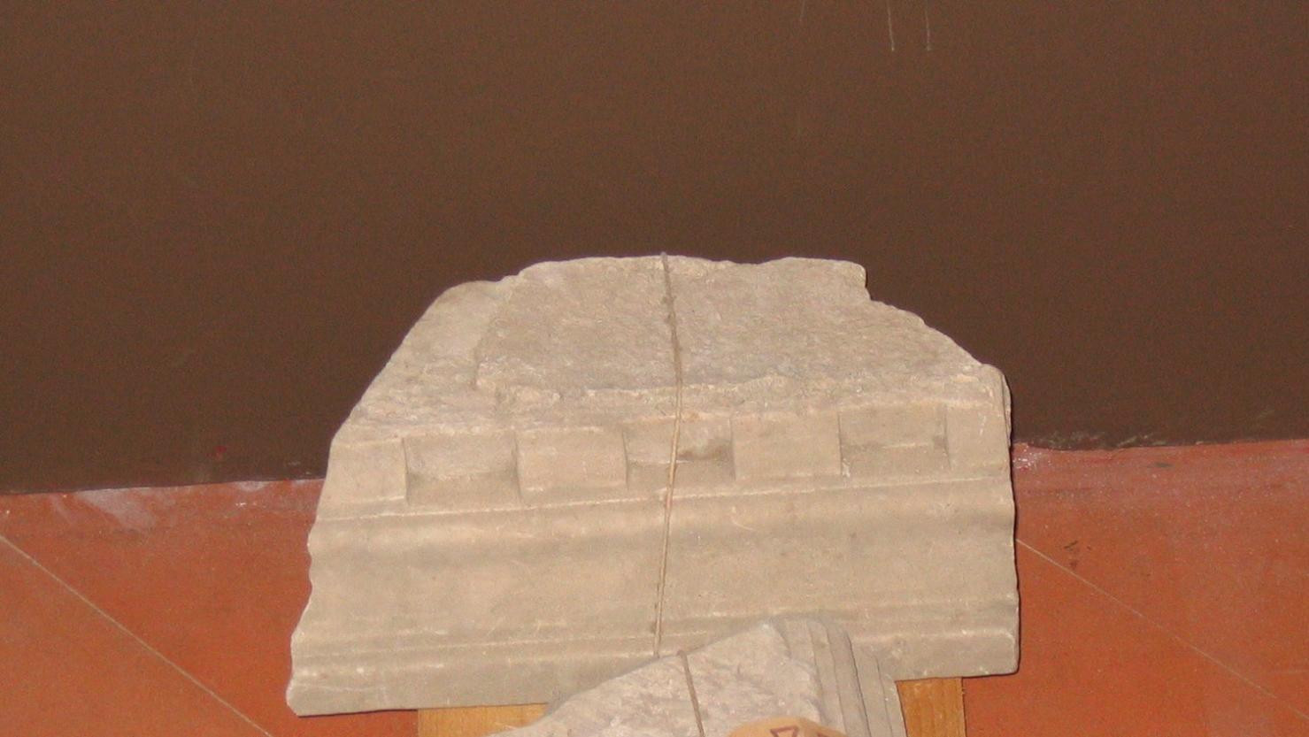 cornice architettonica, frammento - ambito pisano (sec. XIV)