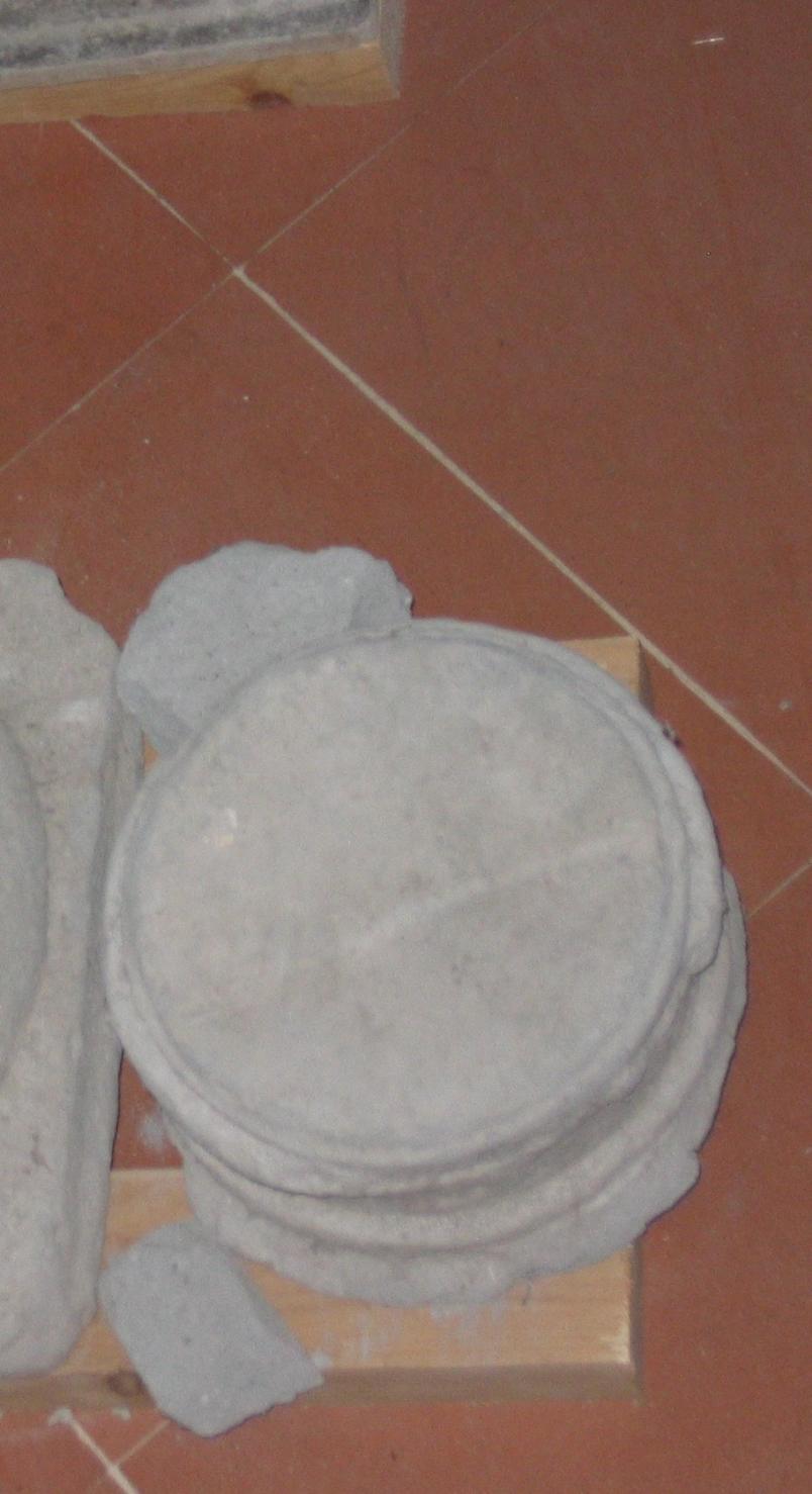 base di colonna, frammento - ambito toscano (secc. XIII/ XIV)
