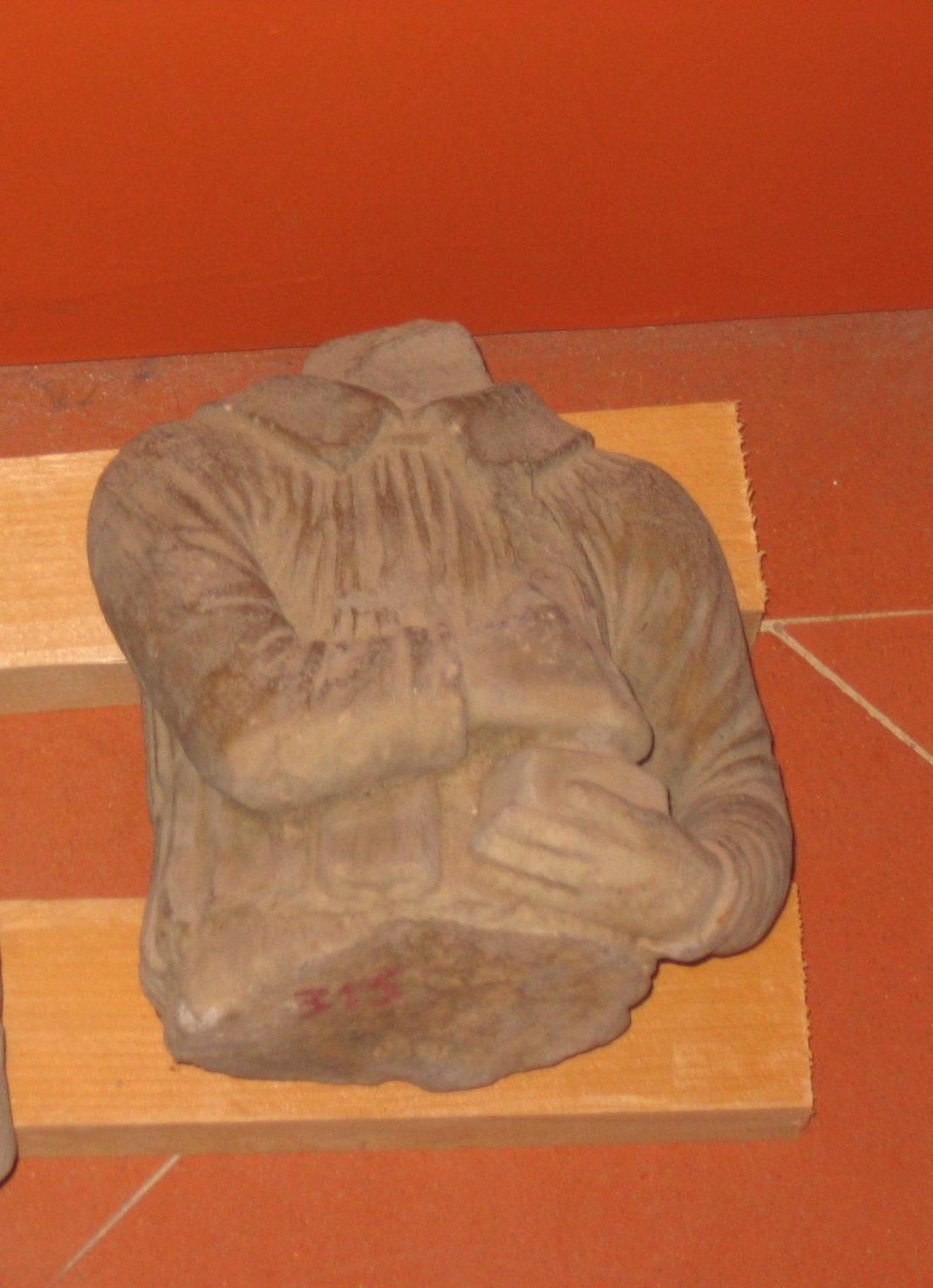 statua, frammento - ambito toscano (fine/inizio secc. XIV/ XV)