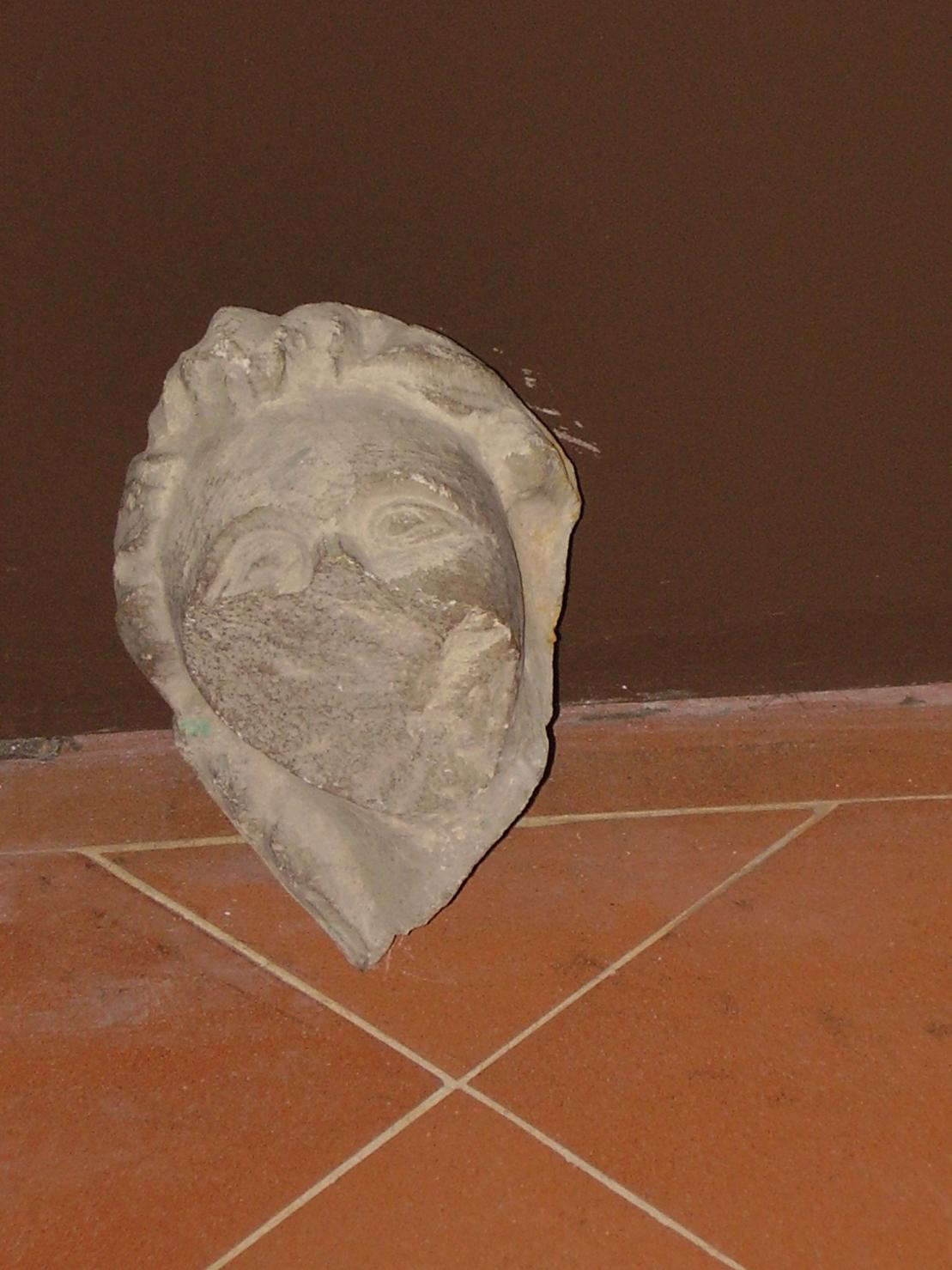 testa umana (protome, frammento) - ambito toscano (secc. XIII/ XIV)
