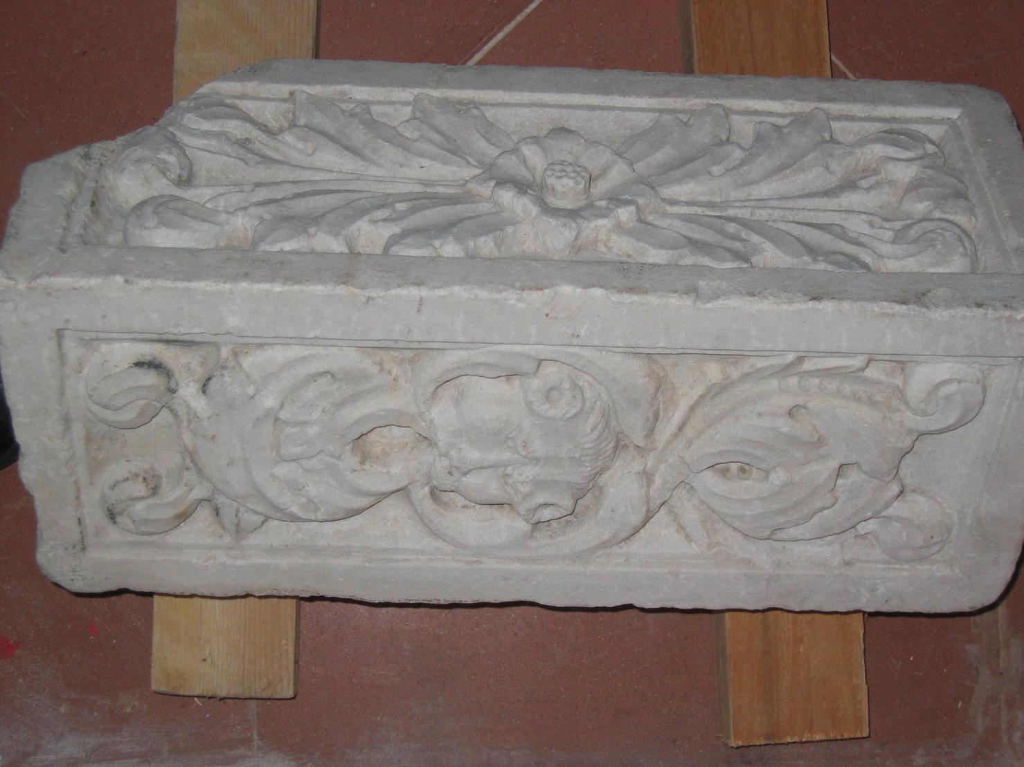 base di pilastro, frammento - ambito toscano (secc. XV/ XVI)