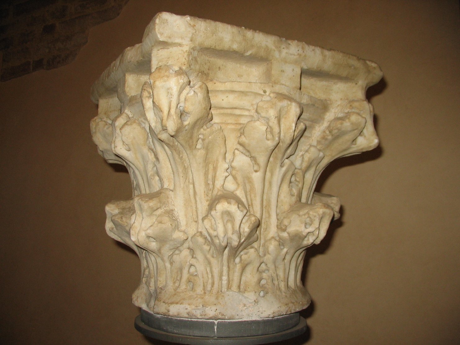Teste virili (capitello, elemento d'insieme) di Giovanni di Balduccio (cerchia) (prima metà sec. XIV)