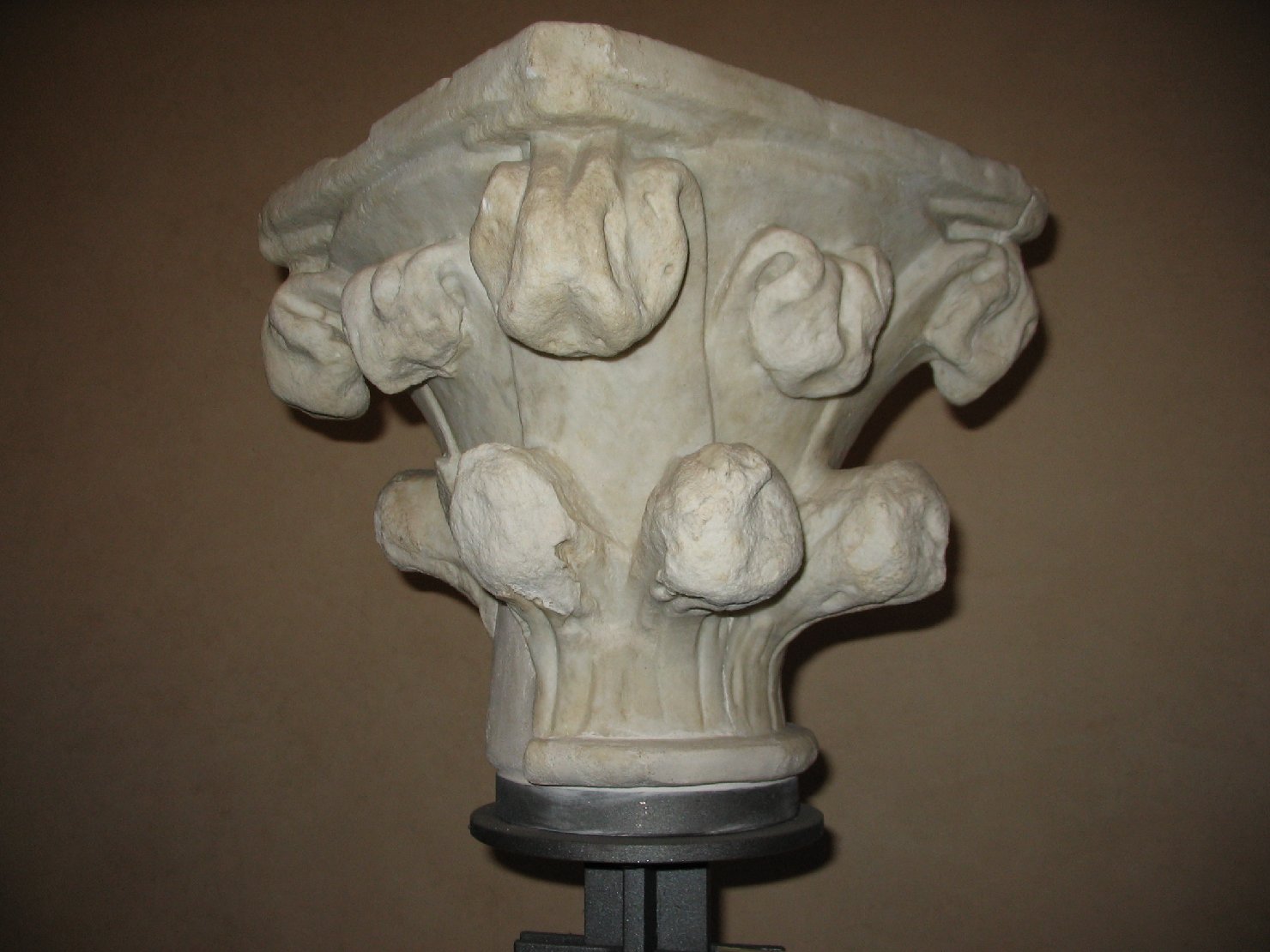 capitello, elemento d'insieme di Giovanni di Balduccio (cerchia) (prima metà sec. XIV)
