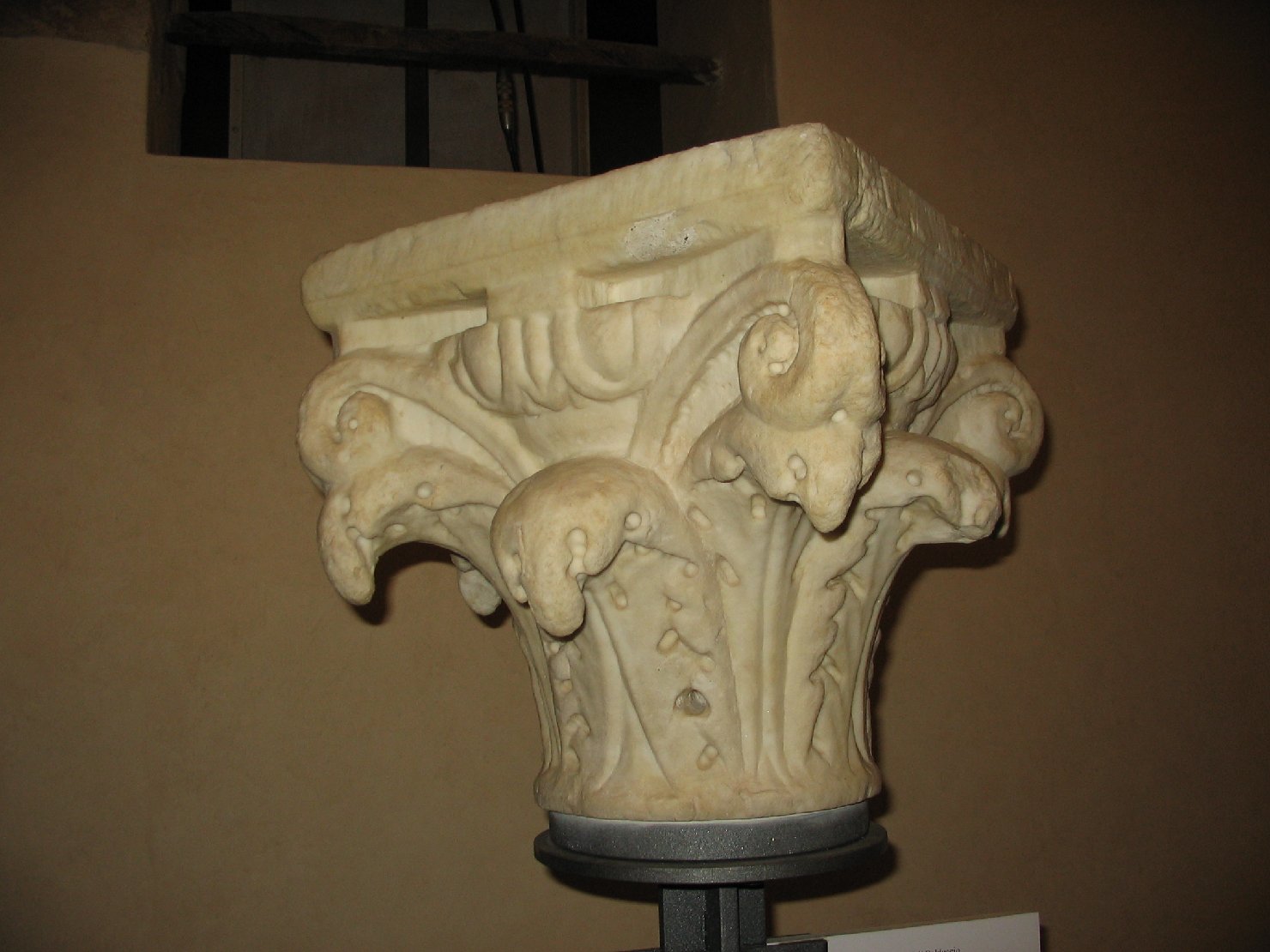 capitello, elemento d'insieme di Giovanni di Balduccio (cerchia) (prima metà sec. XIV)