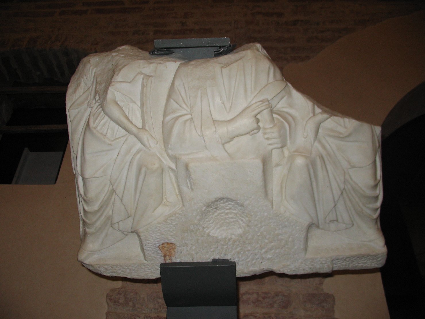 Cristo benedicente tra due angeli (pulpito, frammento) di Nicola Pisano (attribuito) (metà sec. XIII)