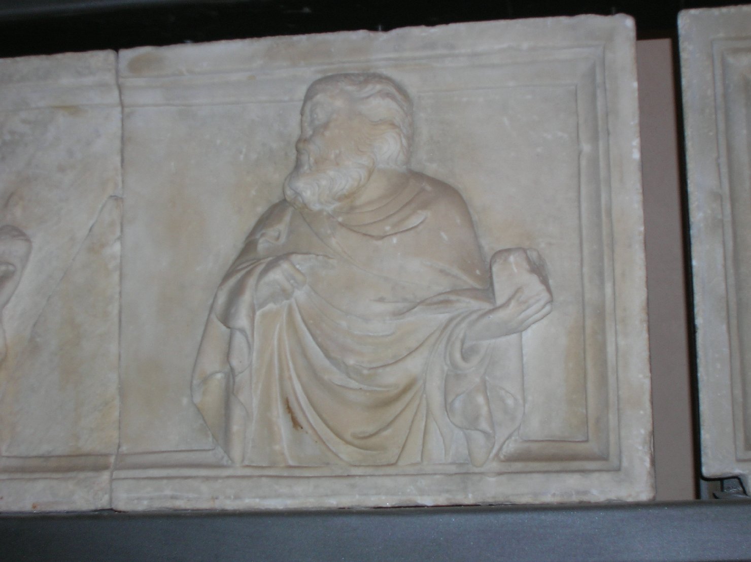 Figura maschile barbuta (rilievo, elemento d'insieme) - ambito toscano (seconda metà sec. XIV)