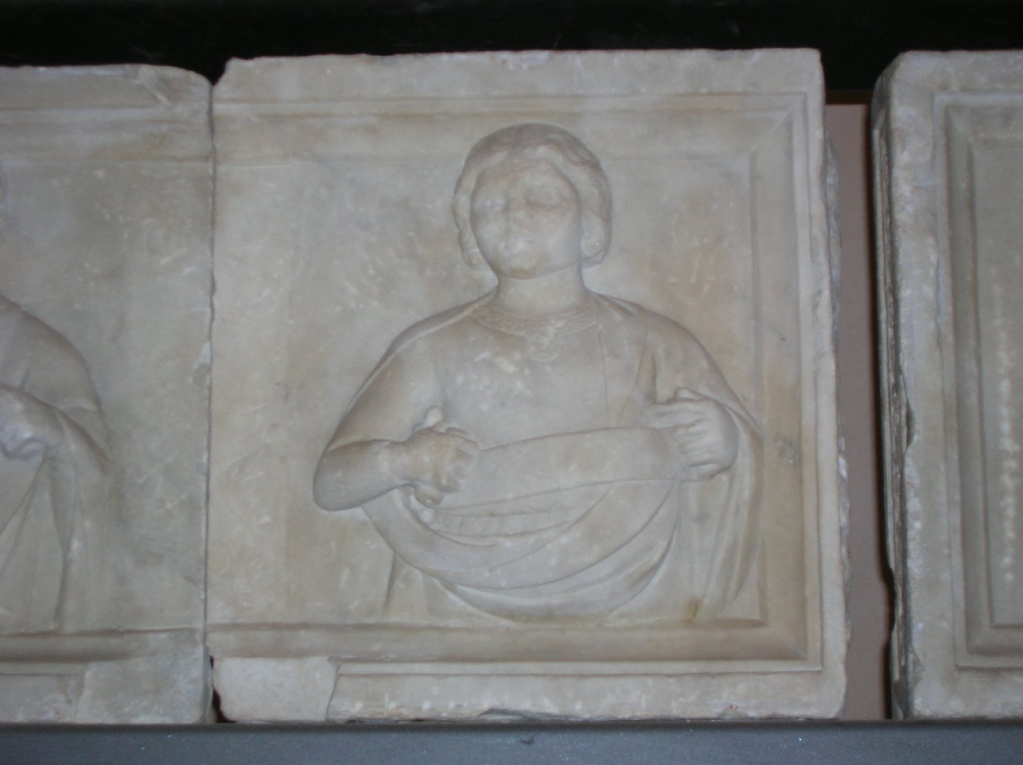 Figura femminile con cartiglio (rilievo, frammento) - ambito toscano (seconda metà sec. XIV)