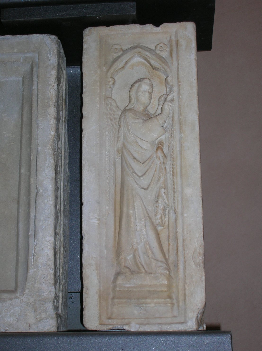 Angelo benedicente (pilastrino, elemento d'insieme) - ambito toscano (seconda metà sec. XIV)