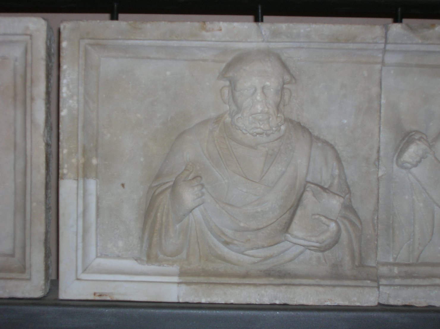 Figura maschile con libro (rilievo, elemento d'insieme) - ambito toscano (seconda metà sec. XIV)