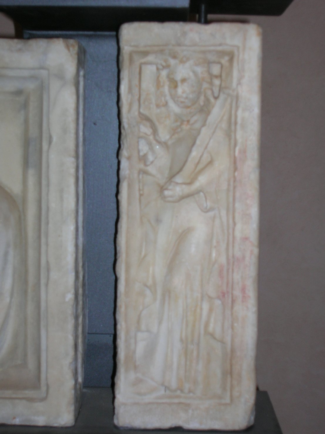 Figura femminile con cartiglio; angelo con rotulo (pilastrino, elemento d'insieme) - ambito toscano (seconda metà sec. XIV)