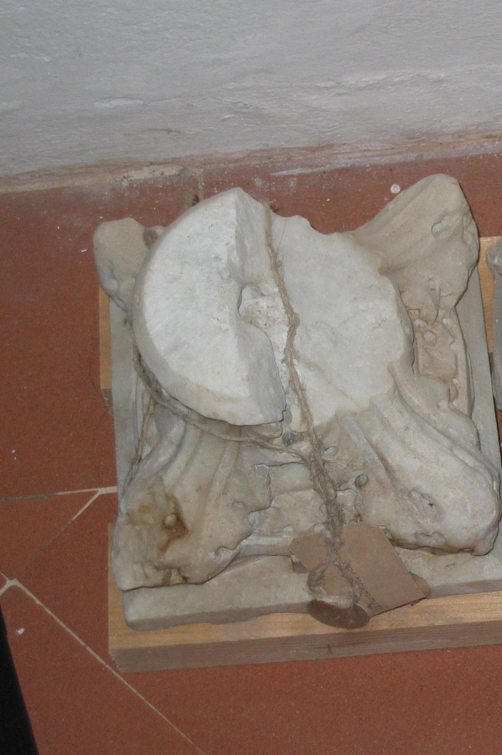 capitello, frammento - ambito toscano (sec. XIV)