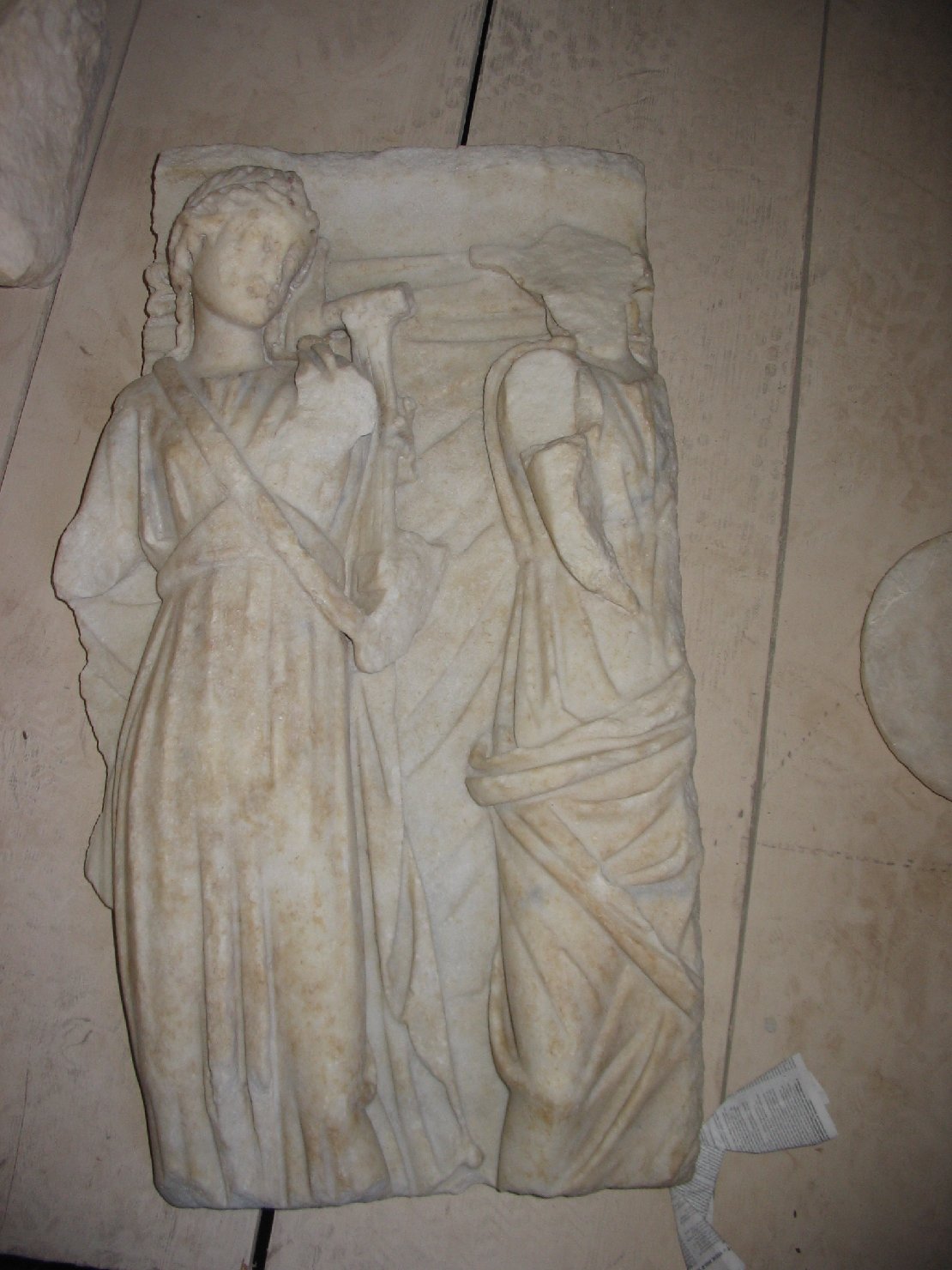 figure femminili (rilievo, frammento) - ambito italiano (secc. I/ III)