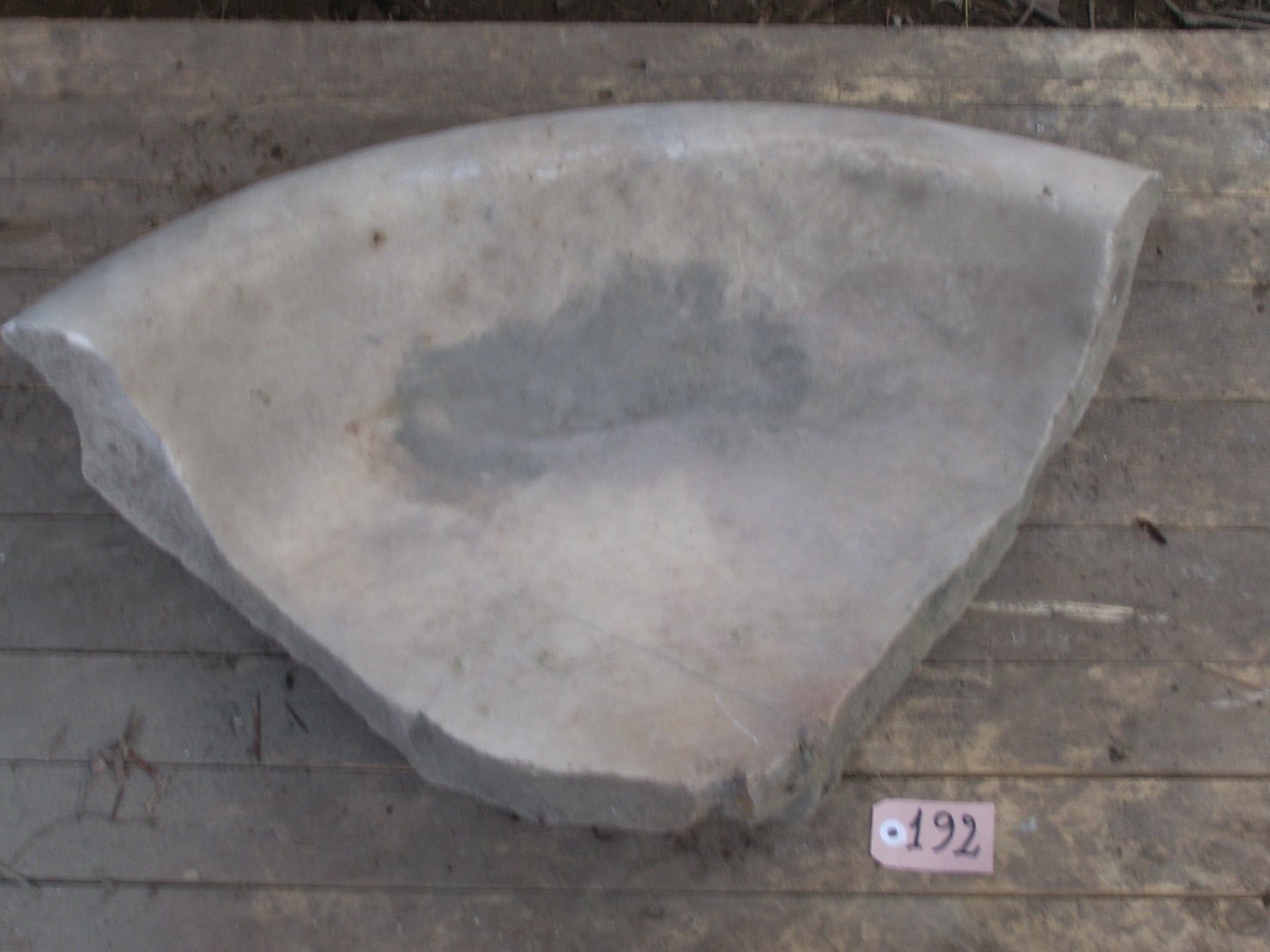 vasca di acquasantiera, frammento - ambito toscano (sec. XVII)