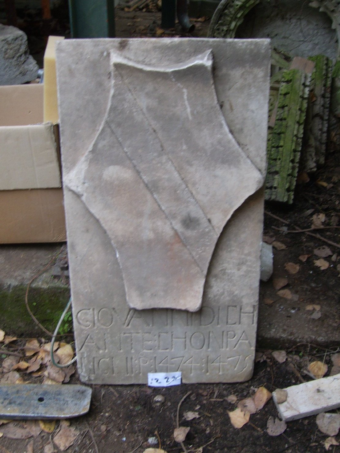 stemma gentilizio (rilievo, frammento) - ambito toscano (sec. XV)