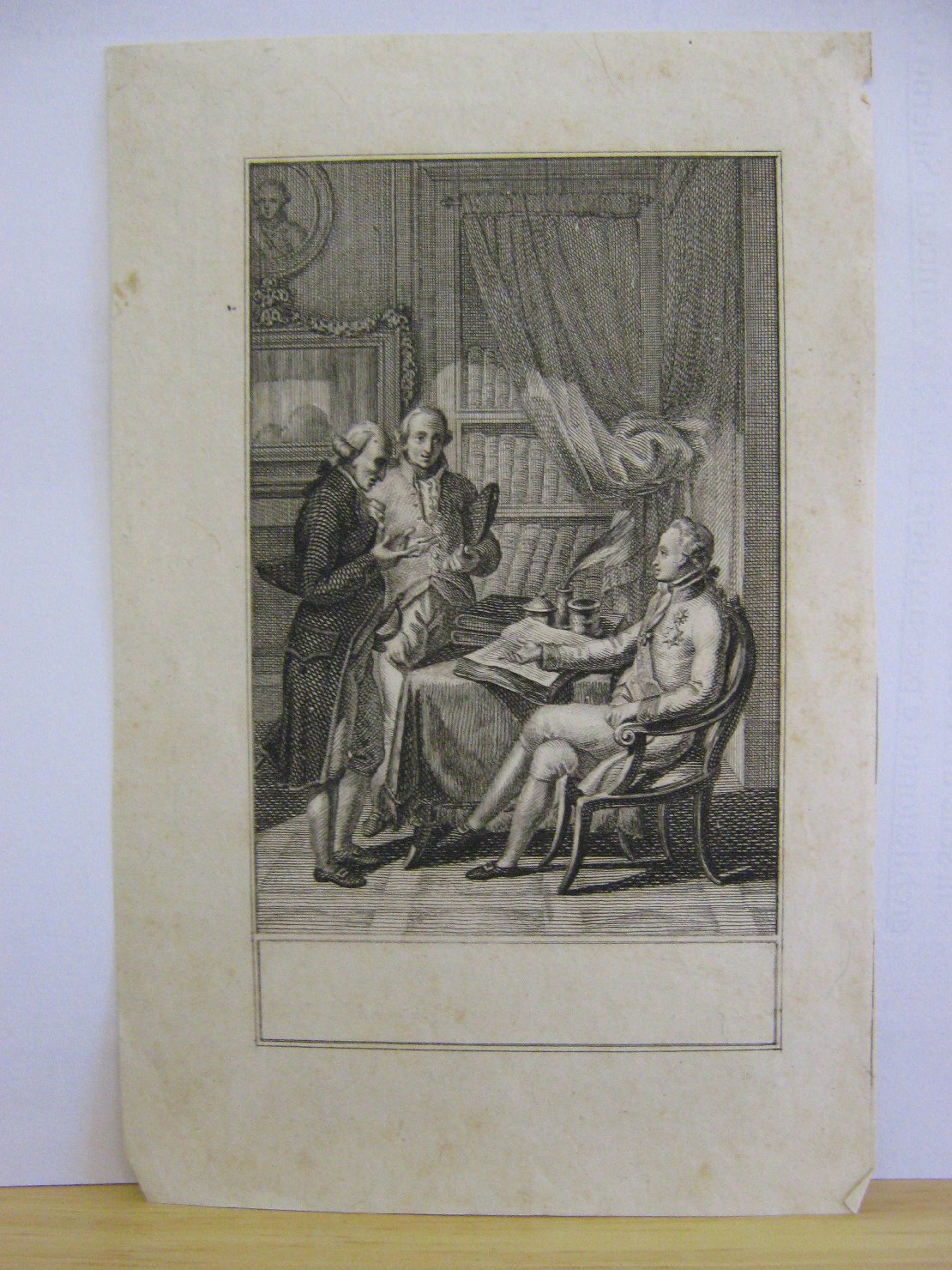 Scena d'interno con tre uomini, figura maschile (stampa, frammento) - ambito francese (seconda metï¿½ sec. XVIII)
