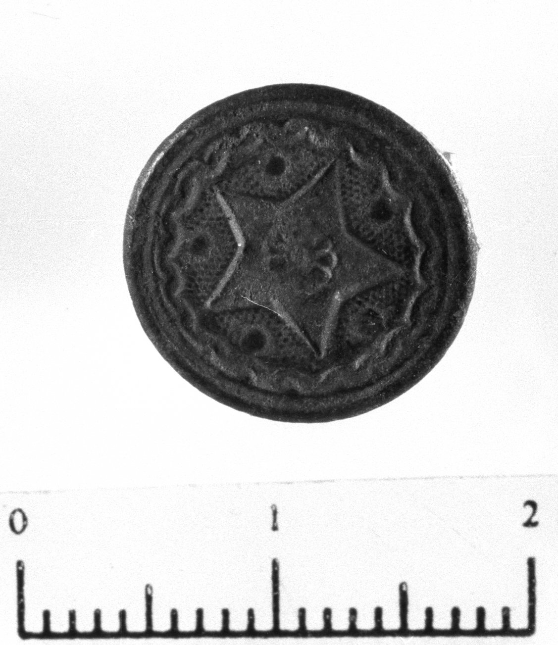 bottone con apicagnolo ad occhiello (secc. II a.C. - V d.C)