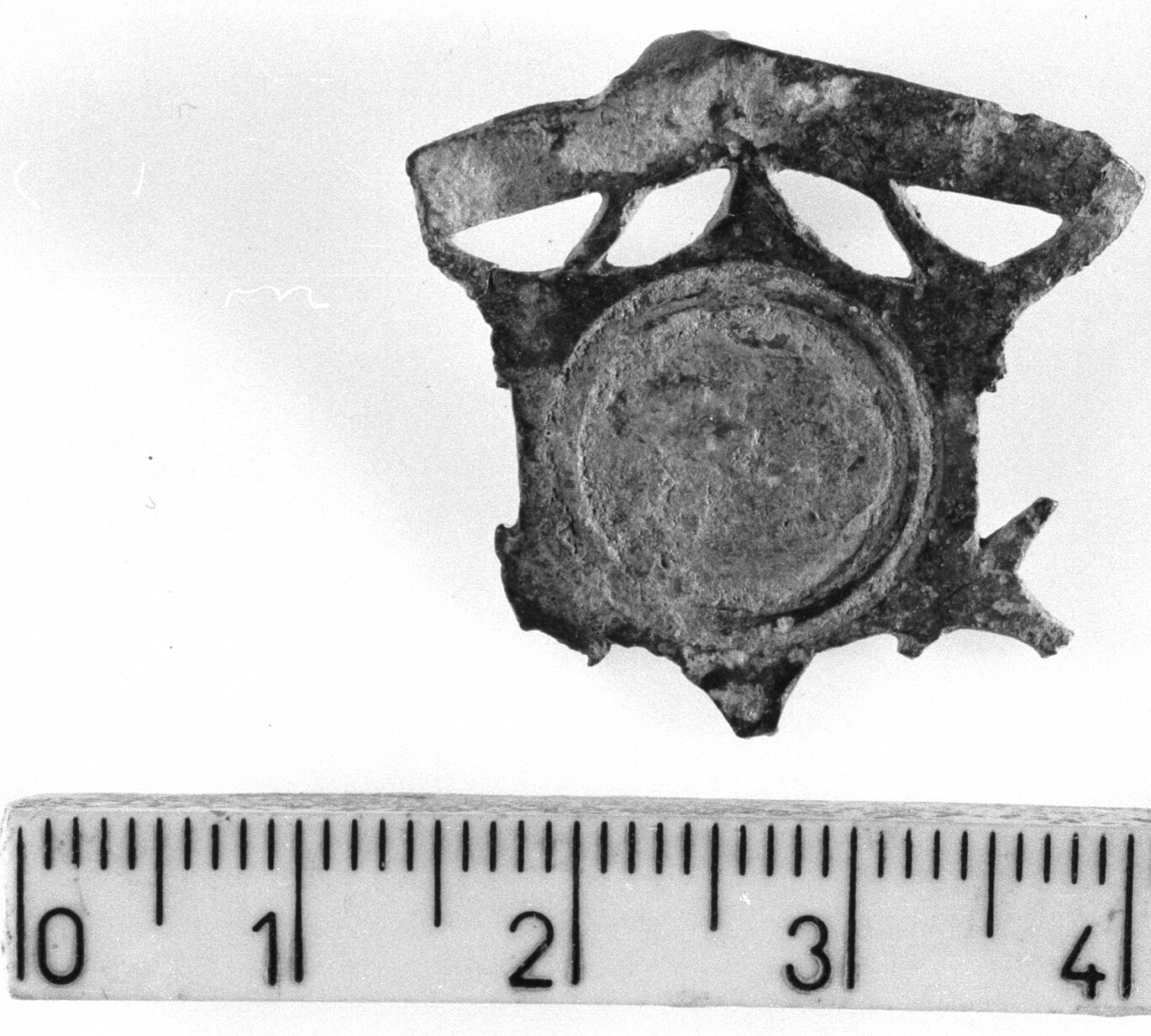 borchietta a forma di fiore/ frammento (secc. II a.C. - V d.C)