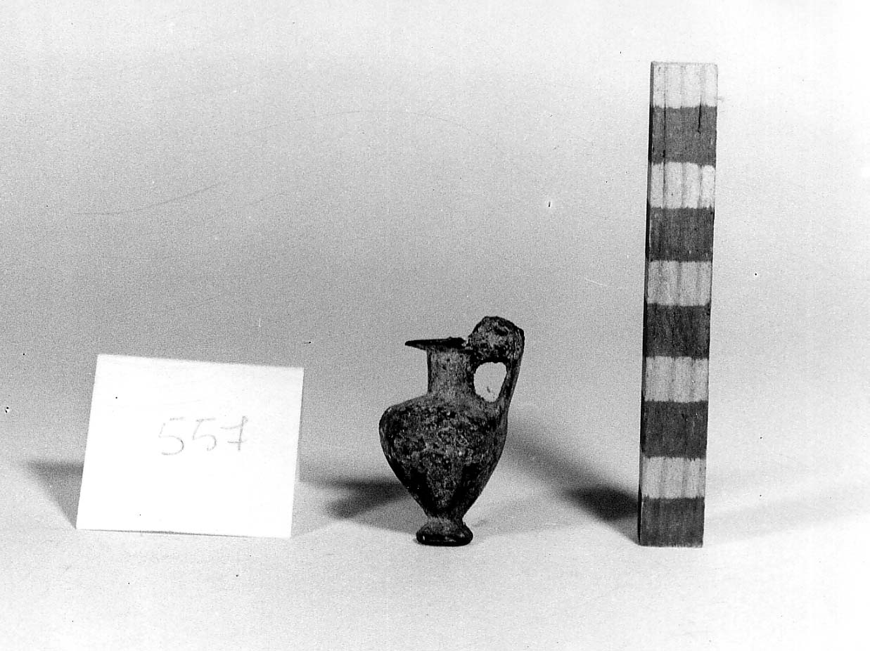 pendaglio a oinochoe di non id, Percossi Serenelli tipo 20 - fase Piceno IV A (prima metà sec. VI a.C)