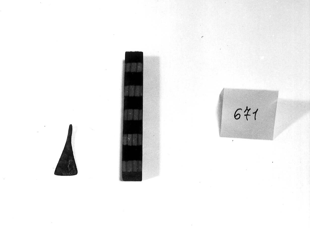 pendaglio asciforme di non id, Percossi Serenelli tipo 10,b1 - fase Piceno IV (sec. VI a.C)