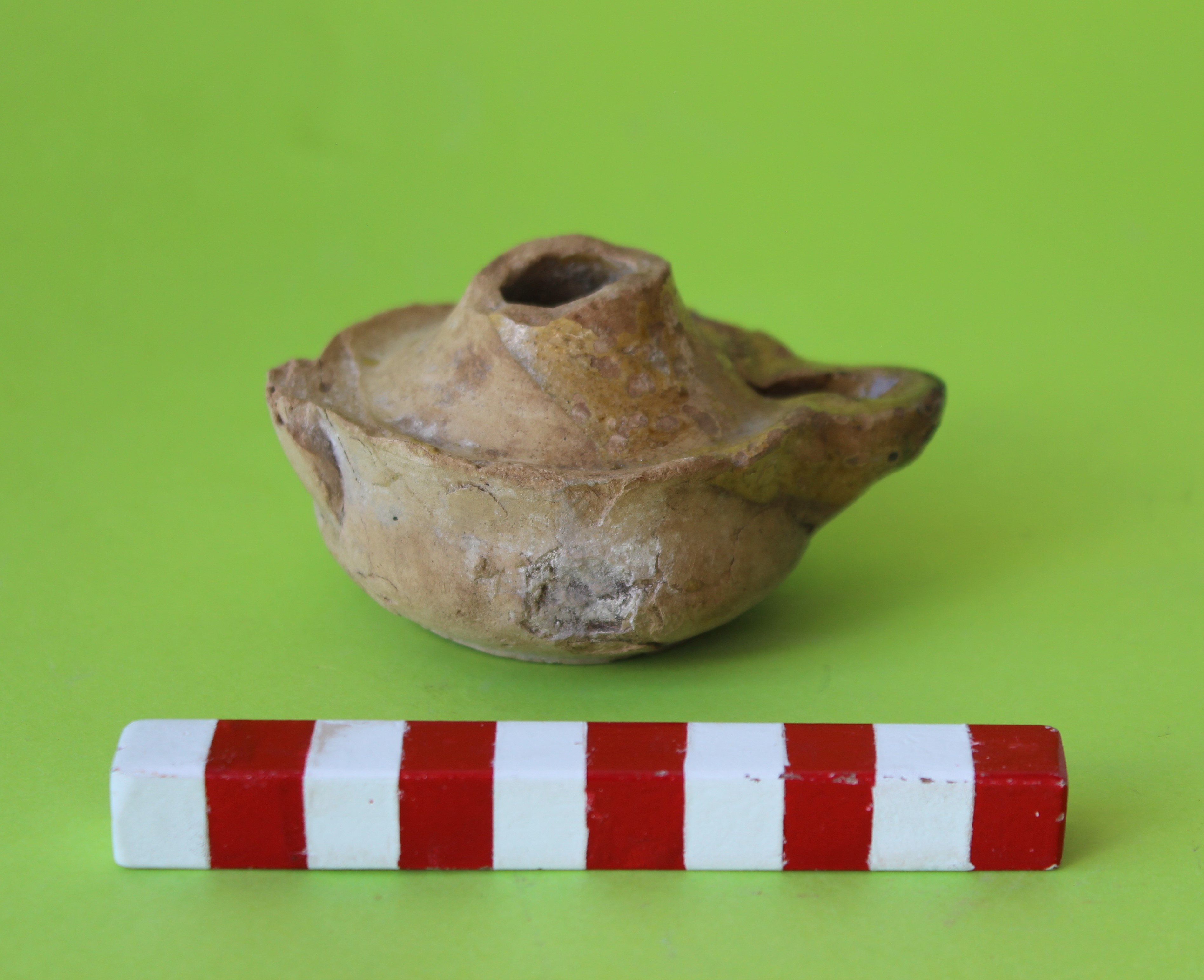 lucerna, con becco a mandorla (fine XIII-XIV sec. d.C)