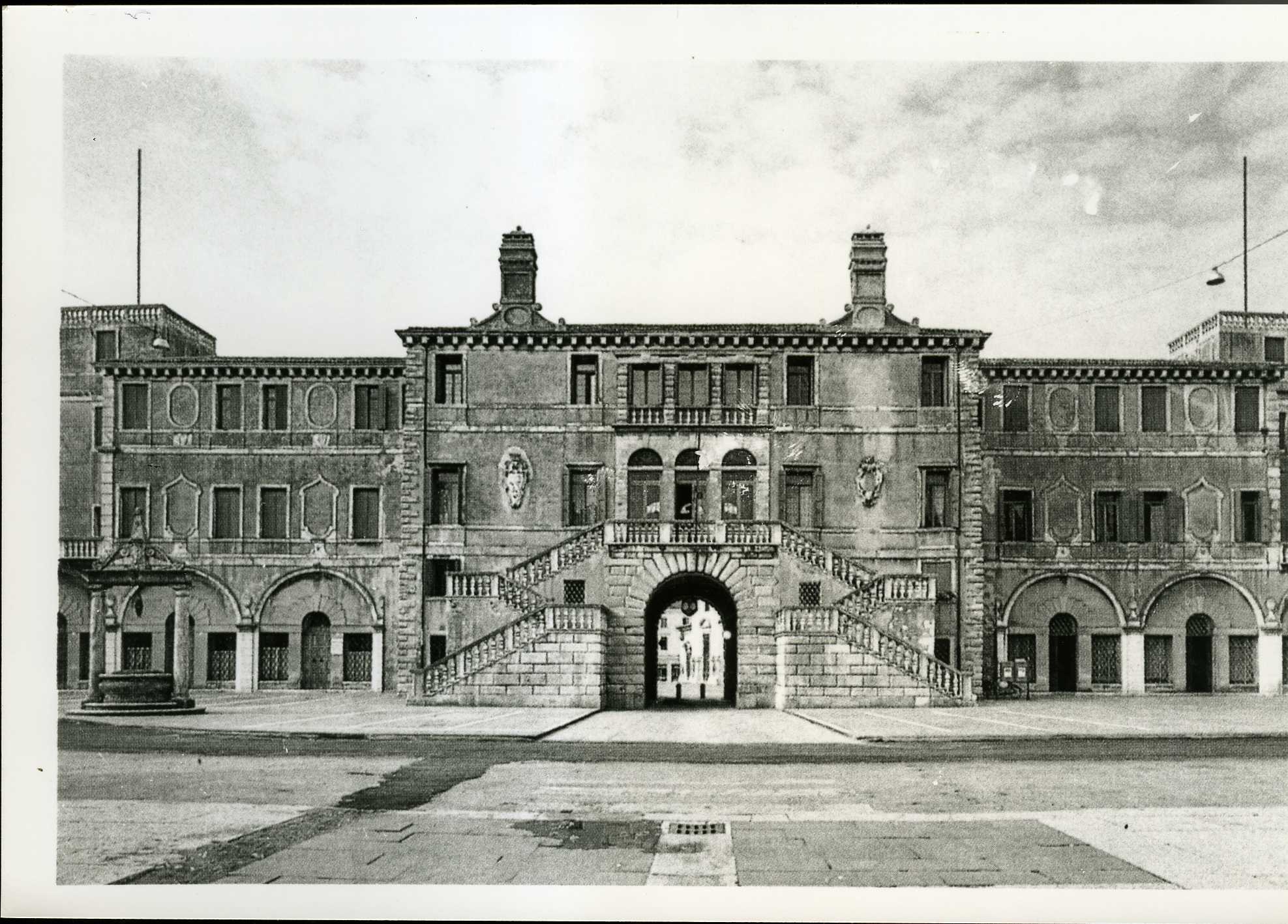 Palazzo Pisani (palazzo, nobiliare) - Lonigo (VI)  (XVI)