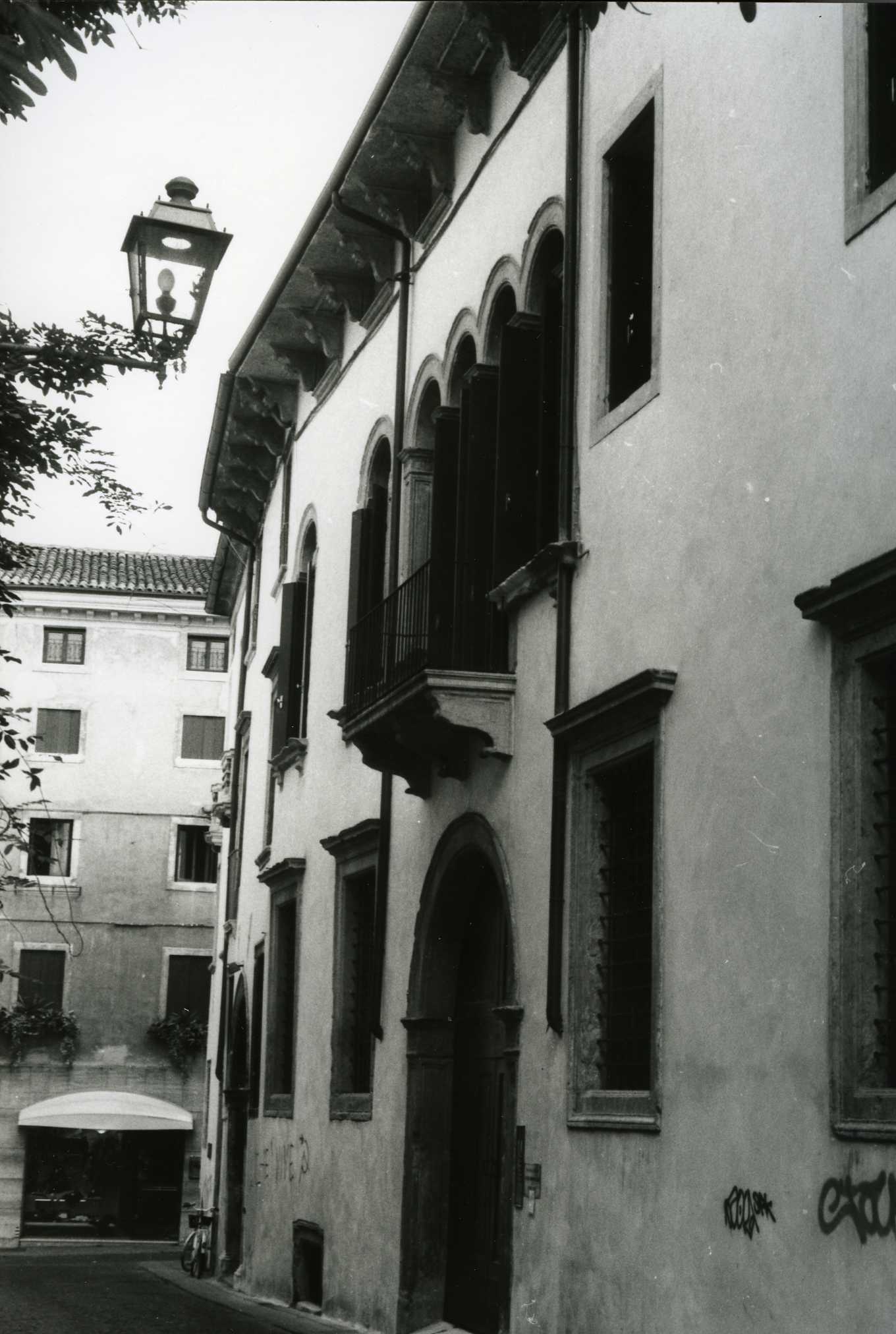 Casa Povegliani (palazzo, nobiliare) - Vicenza (VI)  (XV, inizio)