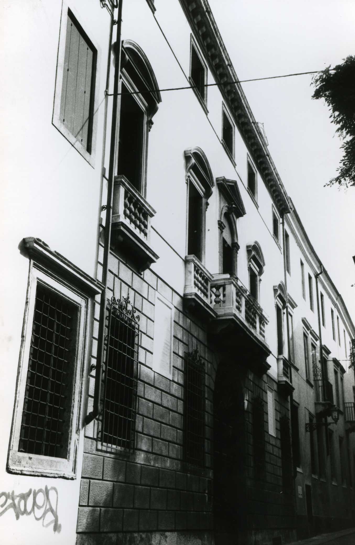 Palazzo Fadinelli (palazzo, nobiliare) - Vicenza (VI)  (XVIII, metà)