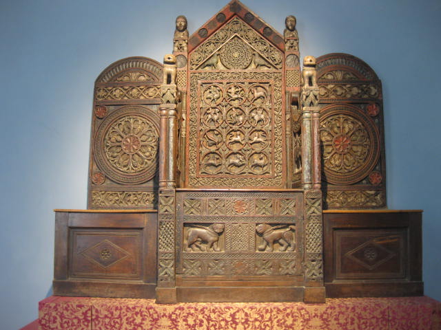 animali fantastici e motivi decorativi fitomorfi (cattedra abbaziale) - bottega Italia meridionale (XII-XVIII)