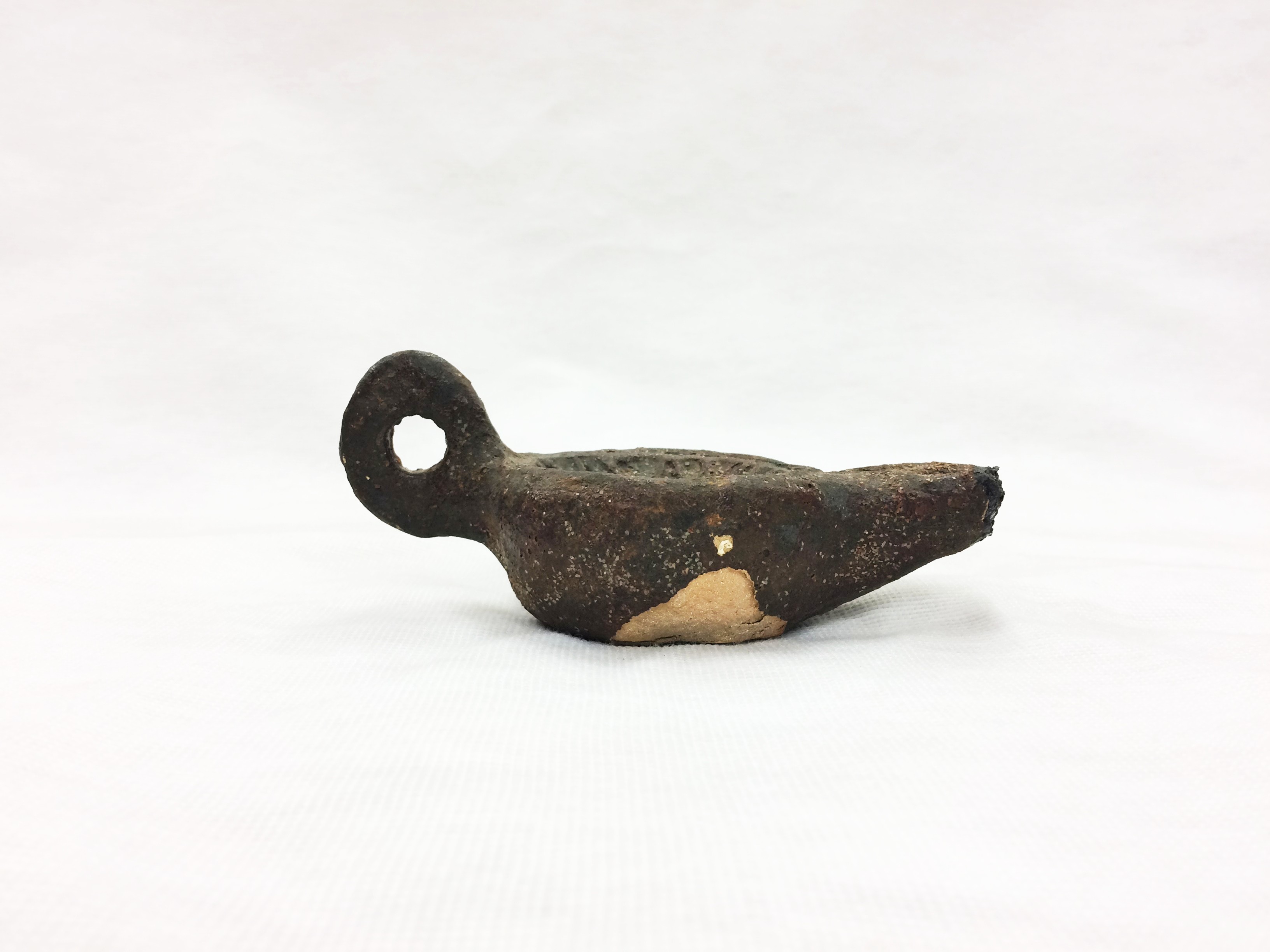 lucerna, ansa ad anello sull'orlo (SECOLI)