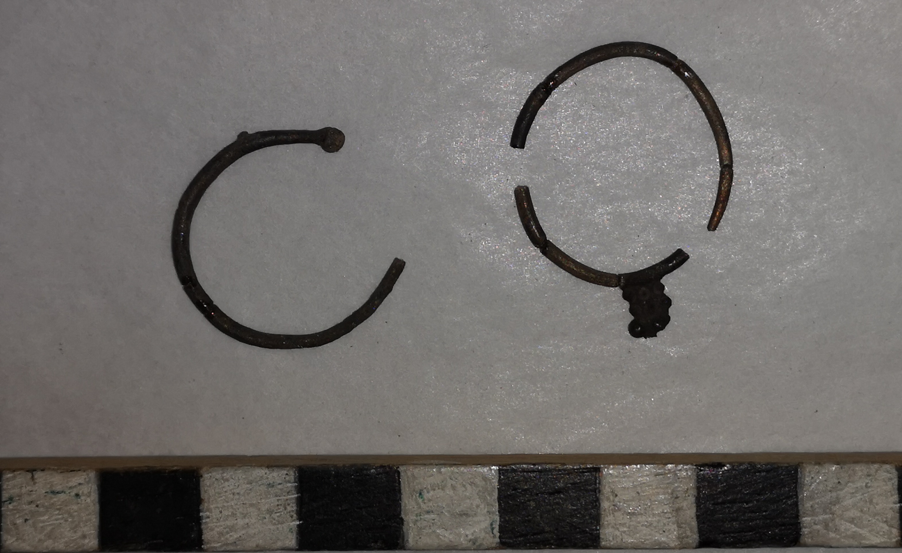 SINGOLO OGGETTO/ orecchino, PERIODIZZAZIONI/ Storia/ Eta' medievale/ Alto Medioevo