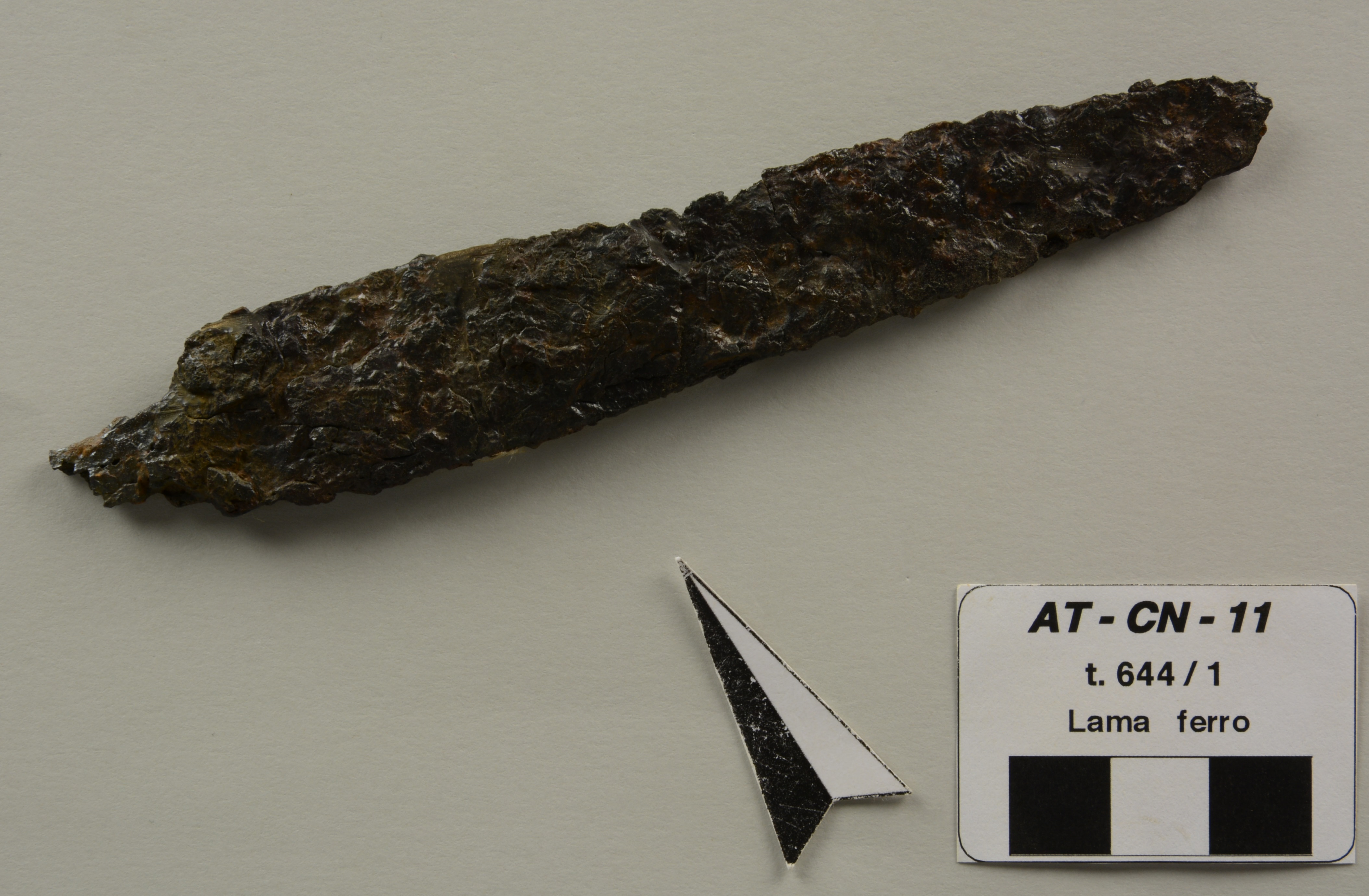 SINGOLO OGGETTO/ coltello, PERIODIZZAZIONI/ Storia/ Eta' medievale/ Alto Medioevo