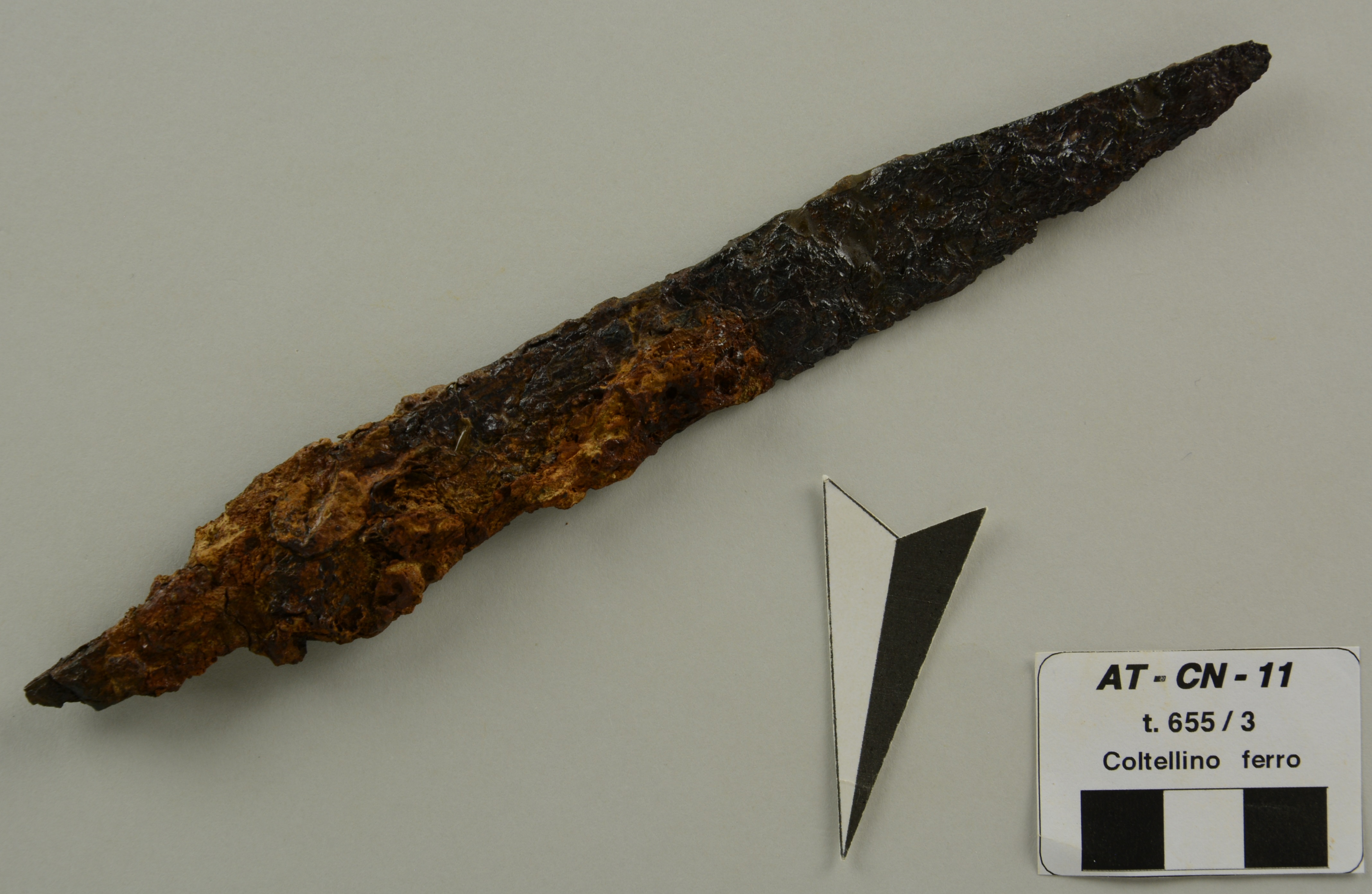 SINGOLO OGGETTO/ coltello, PERIODIZZAZIONI/ Storia/ Eta' medievale/ Alto Medioevo