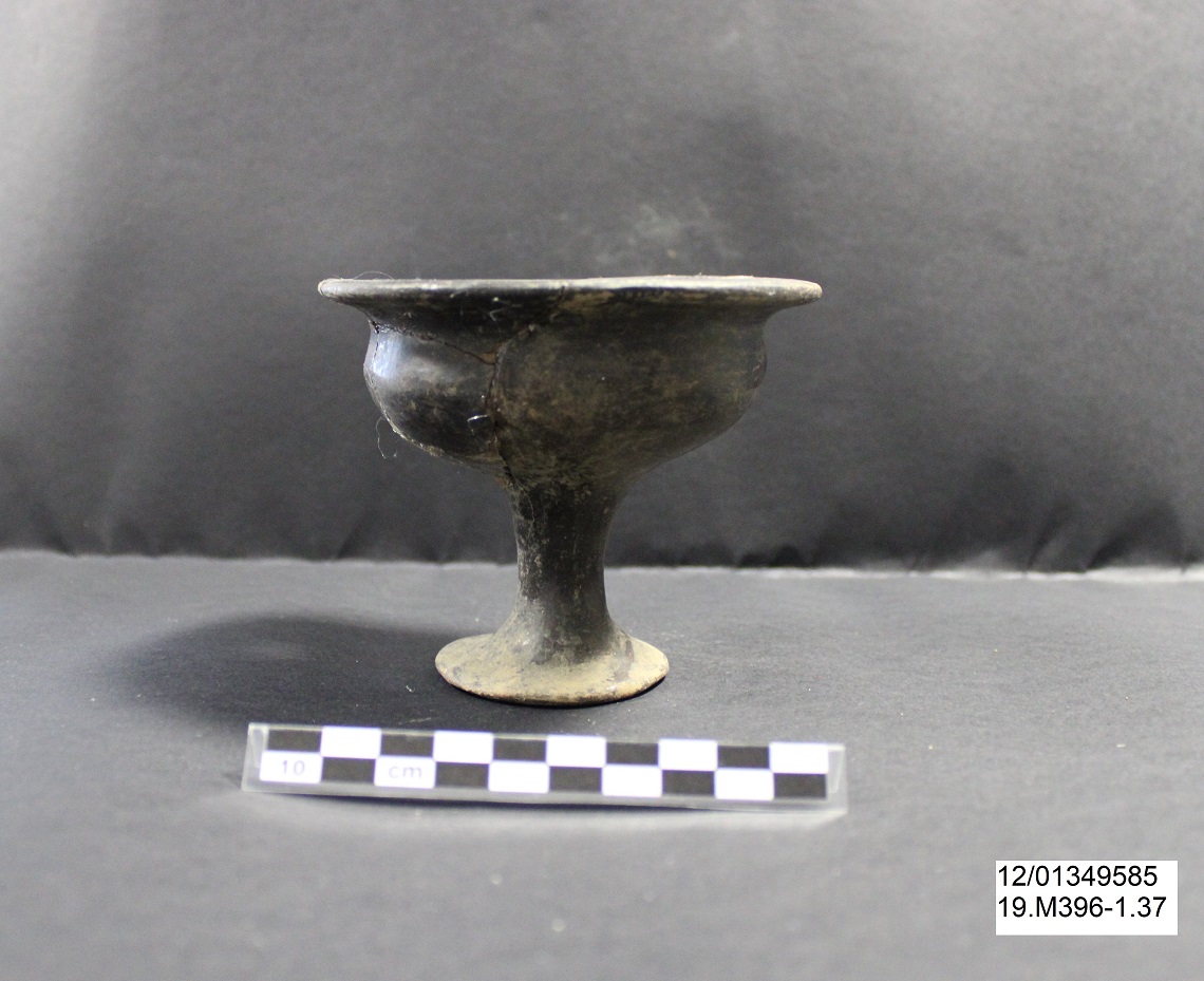 coppa, Coppa su piede a tromba - Ambito laziale (PERIODIZZAZIONI/ Protostoria/ Eta' del Ferro)