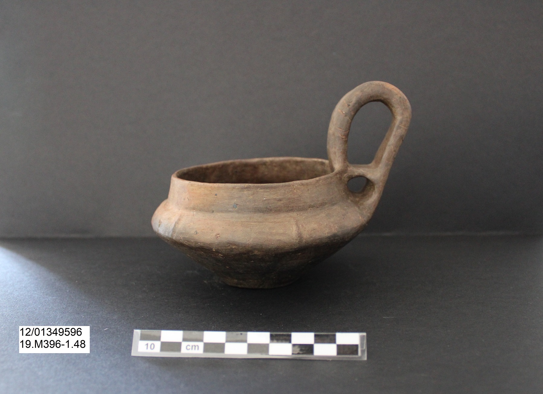 tazza, Tazza con ansa bifora - Ambito laziale (PERIODIZZAZIONI/ Protostoria/ Eta' del Ferro)