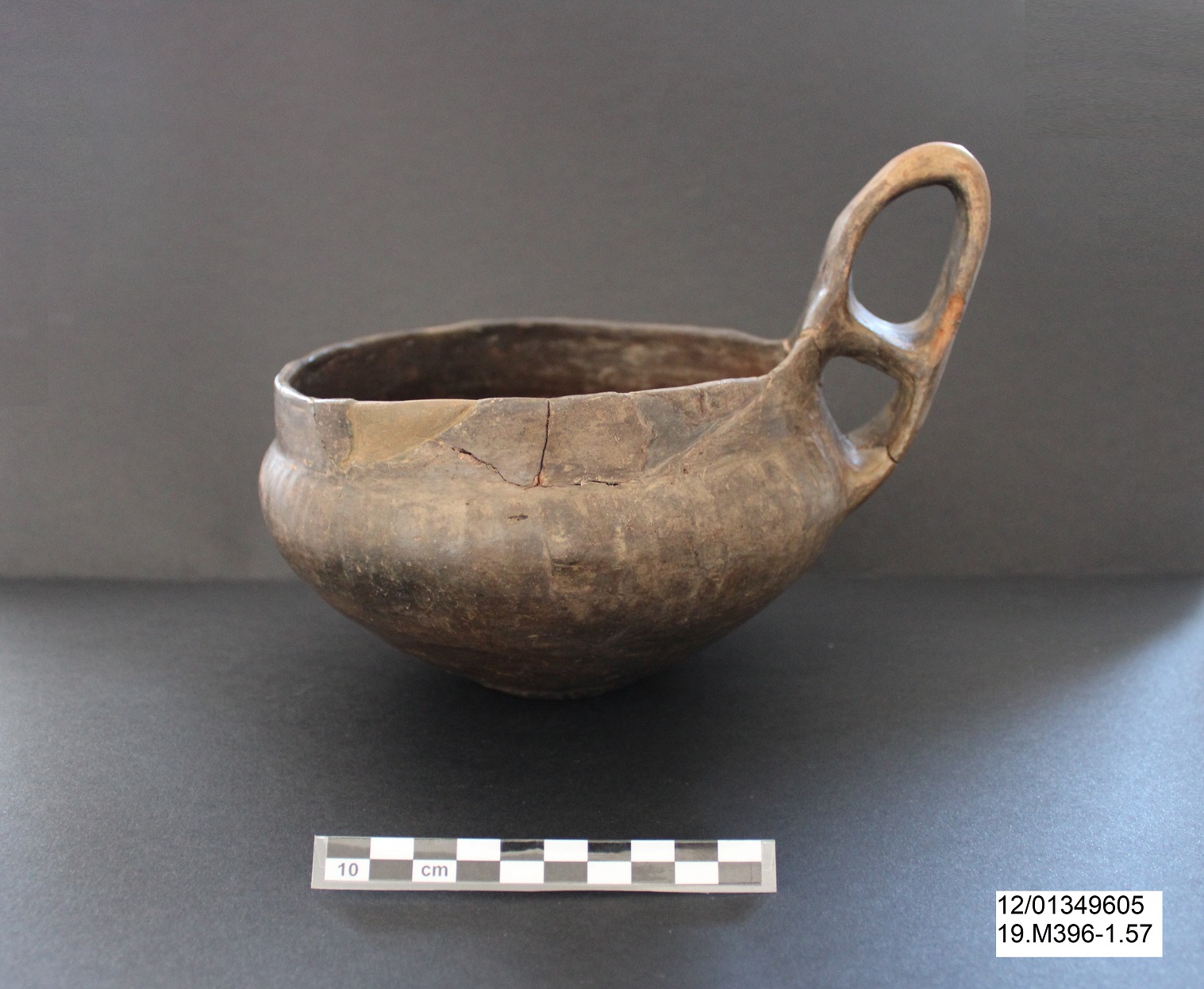 tazza, Tazza profonda con ansa bifora - Ambito laziale (PERIODIZZAZIONI/ Protostoria/ Eta' del Ferro)