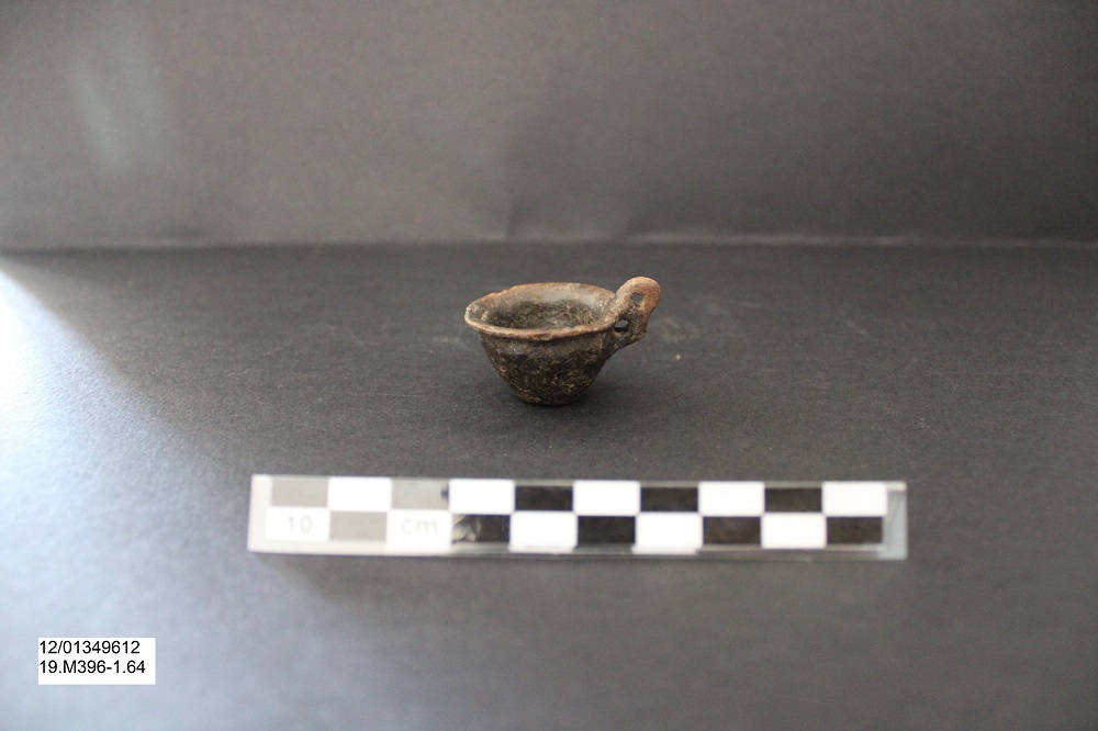 tazza, Tazzina con ansa bifora miniaturizzata - Ambito laziale (PERIODIZZAZIONI/ Protostoria/ Eta' del Bronzo/ Eta' del Bronzo finale)