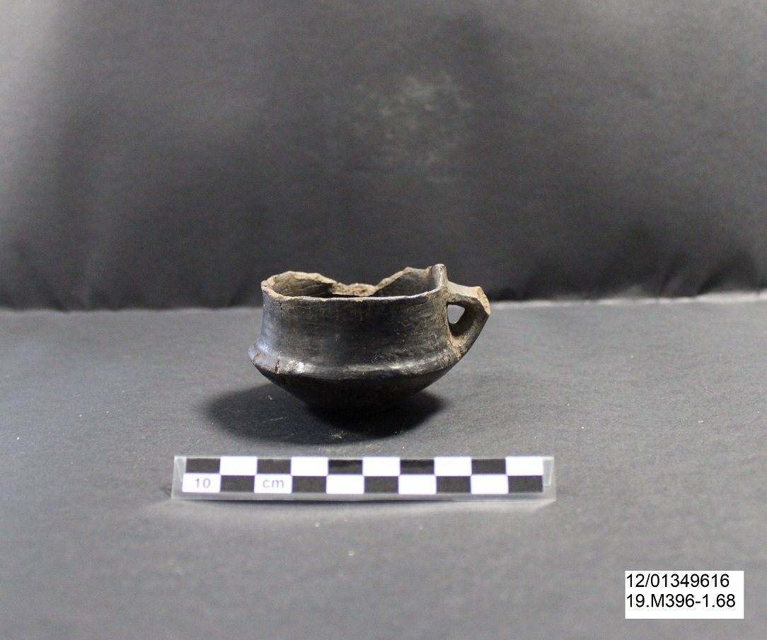 tazza, Tazzina con ansa bifora - Ambito laziale (PERIODIZZAZIONI/ Protostoria/ Eta' del Ferro)