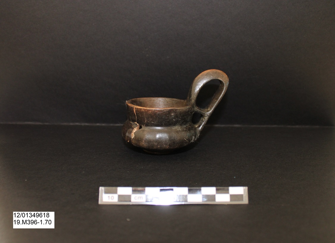 tazza, Tazzina con ansa bifora - Ambito laziale (PERIODIZZAZIONI/ Protostoria/ Eta' del Ferro)