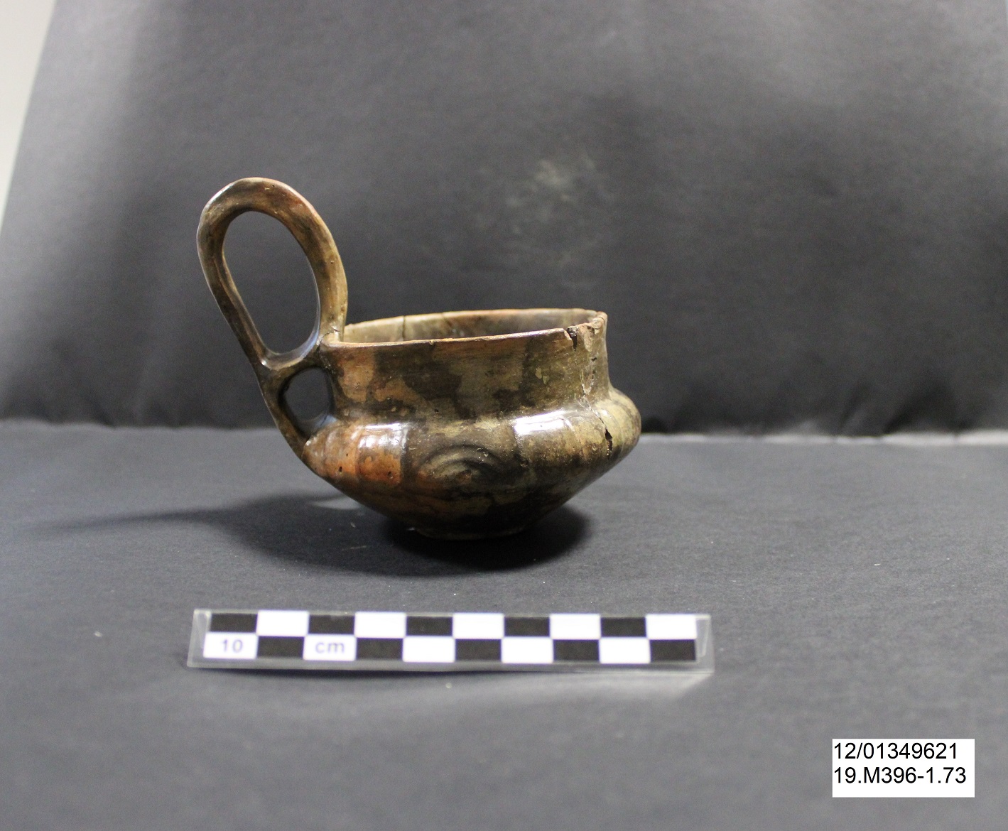 tazza, Tazza con ansa bifora - Ambito laziale (PERIODIZZAZIONI/ Protostoria/ Eta' del Ferro)