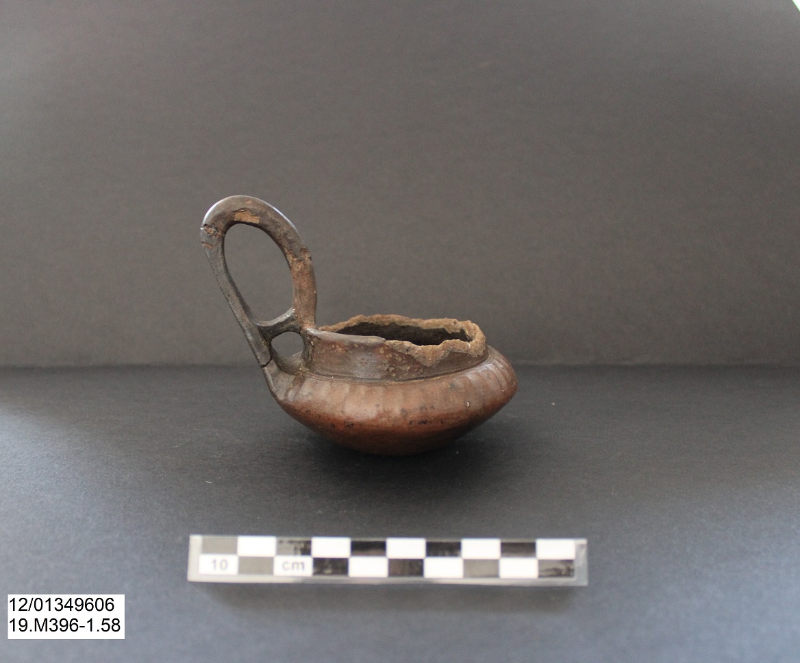 tazza, Tazzina con ansa bifora - Ambito laziale (PERIODIZZAZIONI/ Protostoria/ Eta' del Ferro)