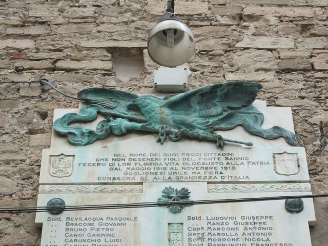 allegoria della Vittoria come aquila (monumento ai caduti - a lapide, opera isolata) di Canessa A (attribuito) (primo quarto XX)