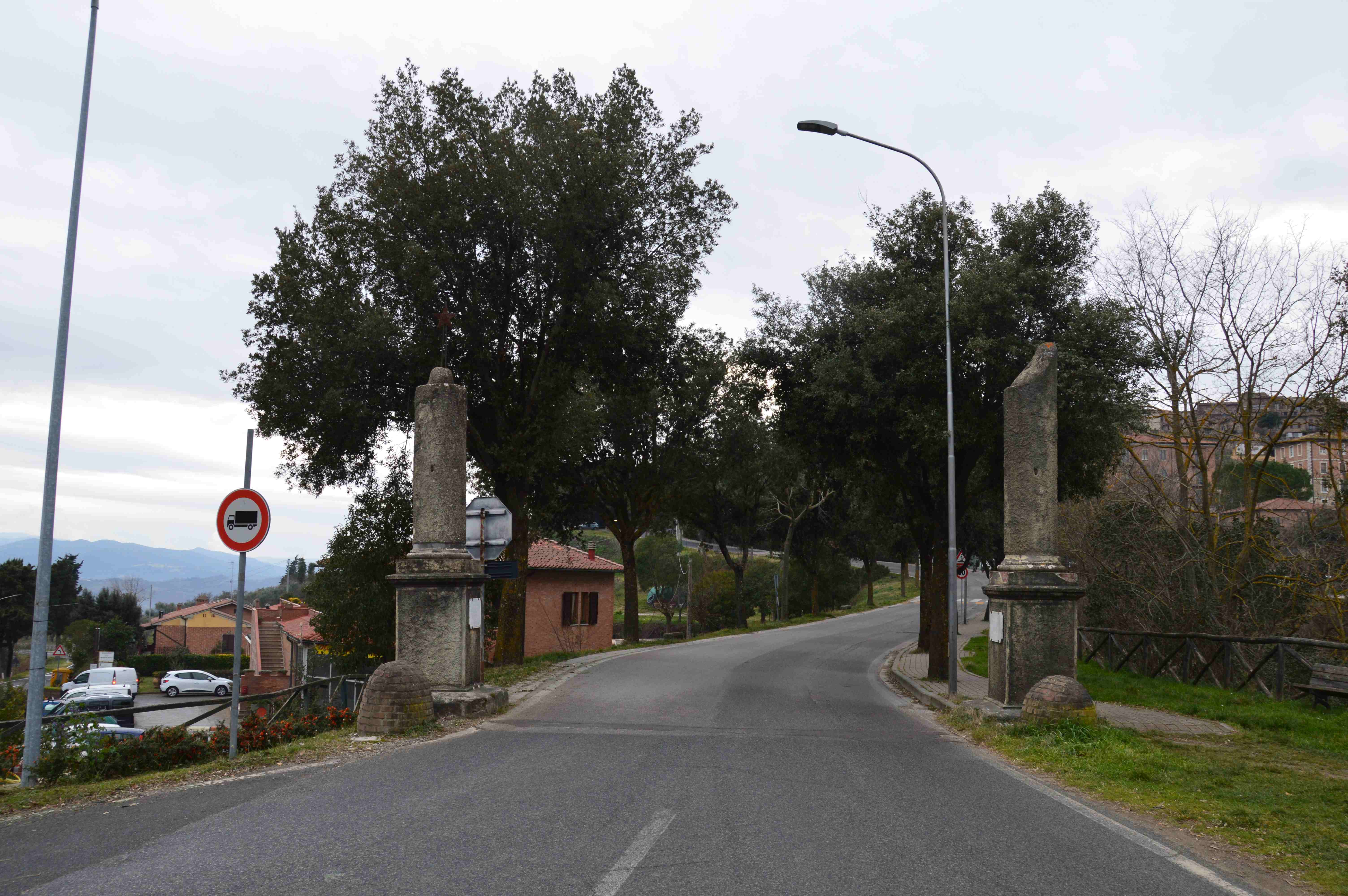 Viale, commemorativo/ ai caduti della prima guerra mondiale, Viale della Rimembranza di Casole d'Elsa - periodo fascista (XX)