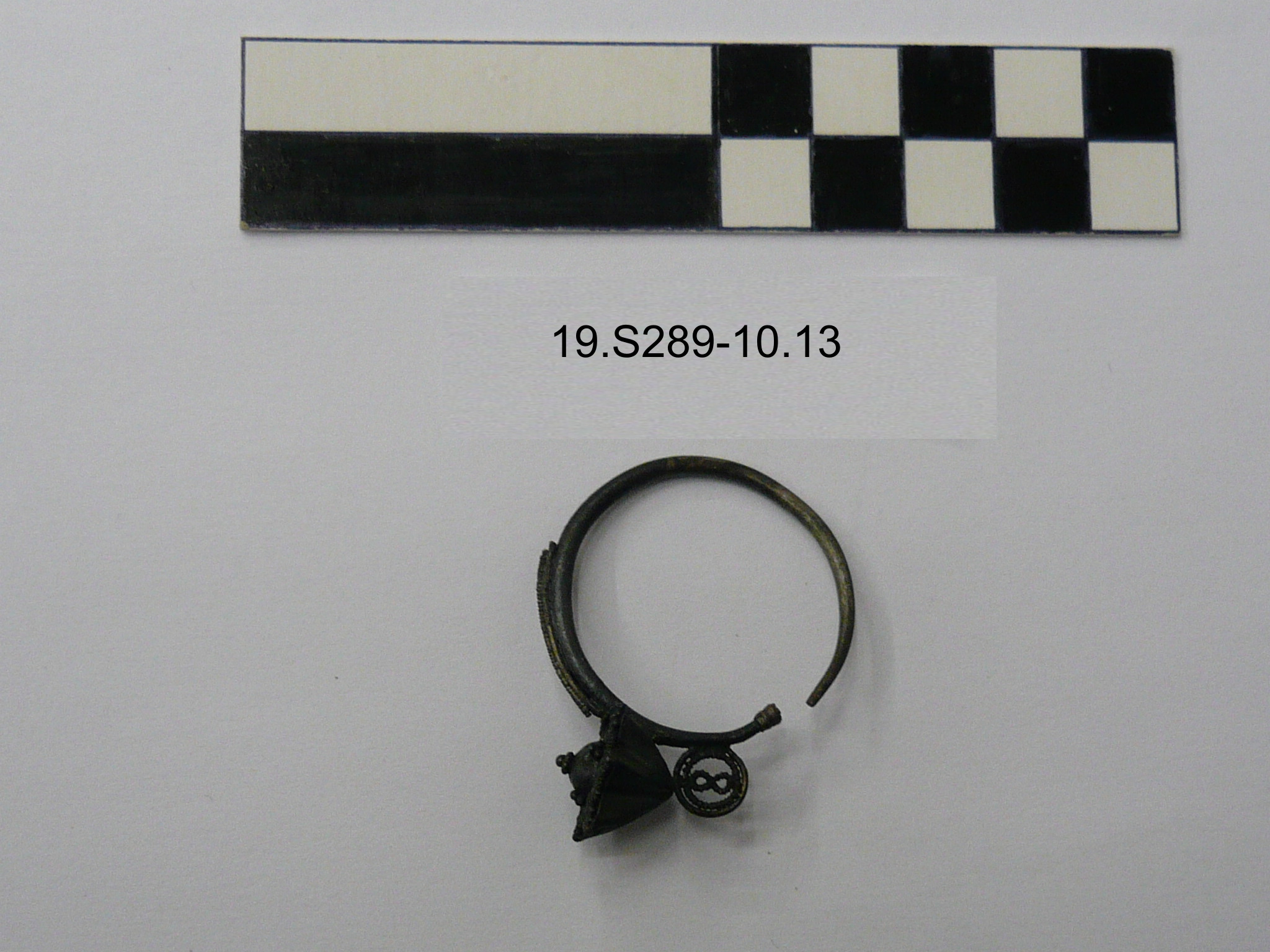 SINGOLO OGGETTO/ orecchino, 