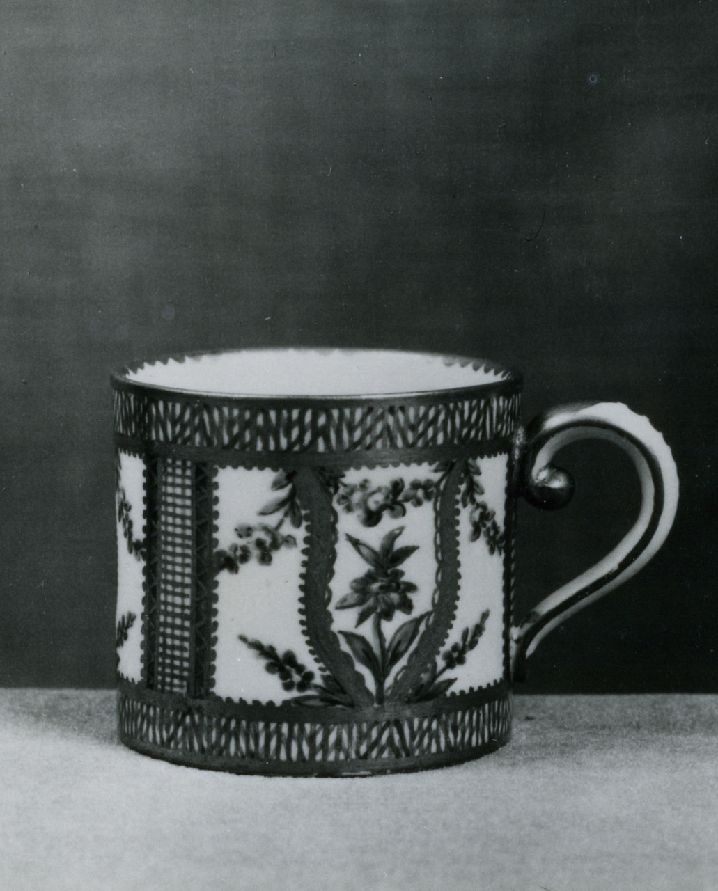 motivi floreali e geometrici (tazzina da caffè) - manifattura di Sèvres (XVIII)