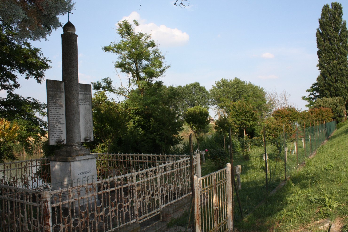 parco, commemorativo/ ai caduti della prima e seconda guerra mondiale, Parco della Rimembranza di Viconovo (XX)