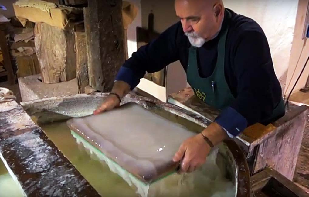 Arte della carta filigranata di Fabriano: Tecnica di produzione della carta a mano con forma vergata (filigrana in chiaro) (XXI)