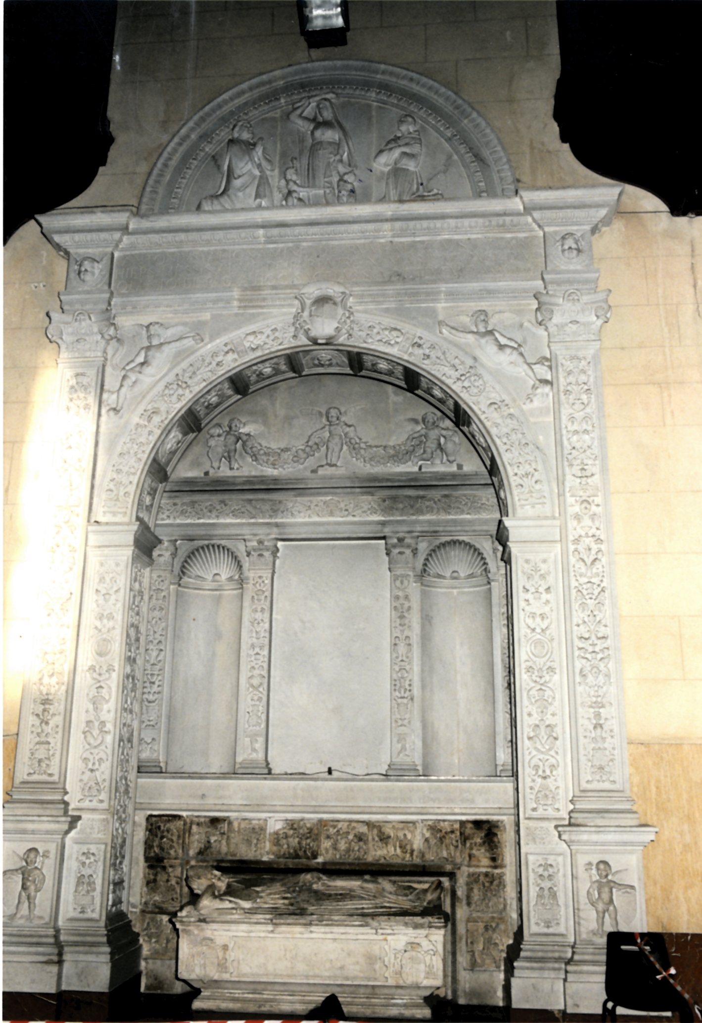 Angioletti, grottesche, iscrizione (decorazione plastica) - ambito italiano (metà XX)