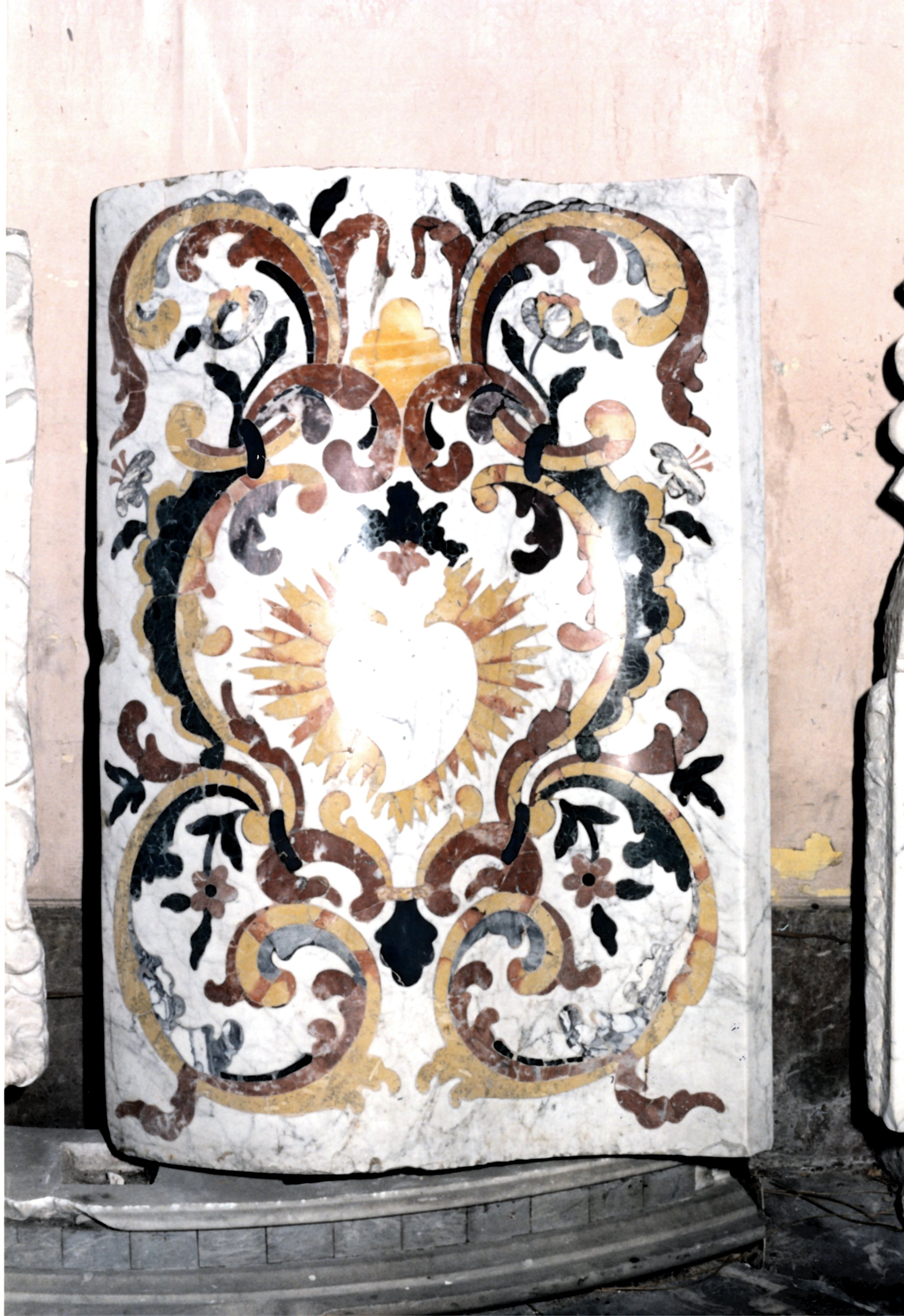 Sacro cuore di Gesù raggirato tra volute fitomorfe, motivi rocaille ed elementi floreali (decorazione plastico-architettonica, frammento) - ambito messinese (XVIII)