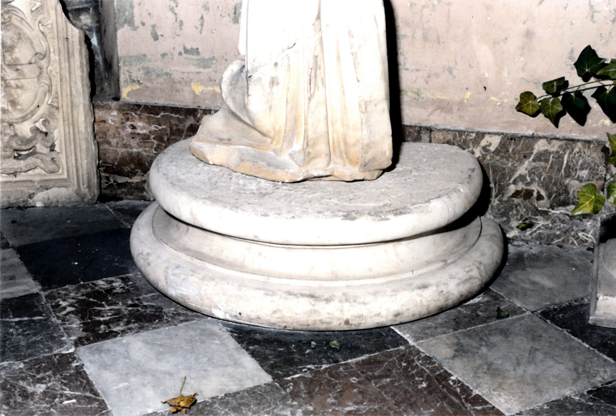 base di colonna, elemento d'insieme - ambito messinese (XVI-XVIII)